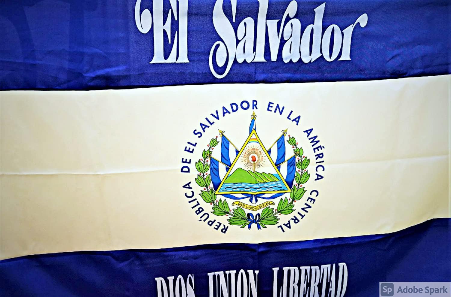 El Salvador Flag - Bandera de El Salvador - Un Hermoso Recuerdo y Simbolo de Tu Pais - Colores Azul y Blanco para Lucir en Casa, Carro o Lugar Preferido