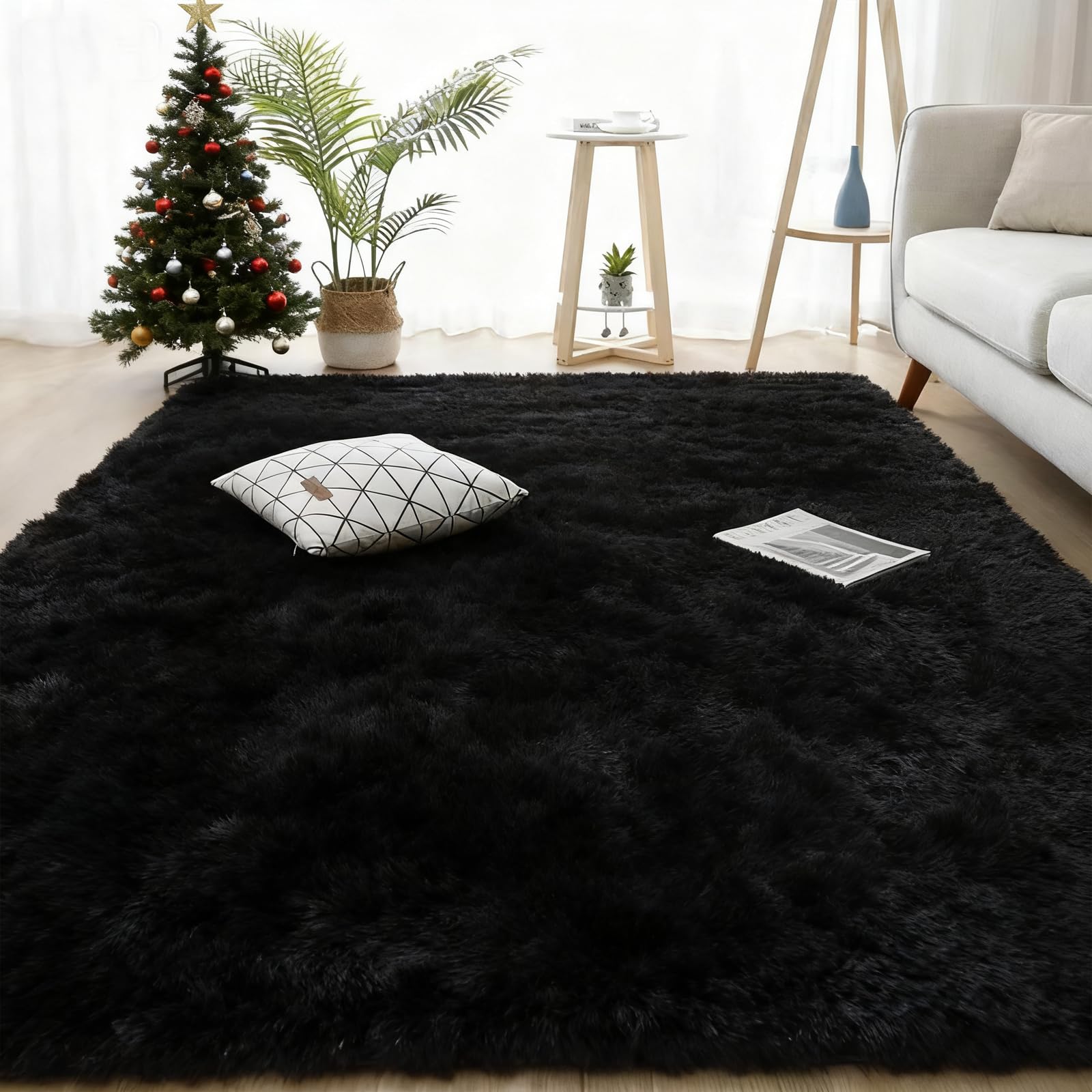 Tapis doux et moelleux dans votre salon noir pour créer une ambiance cocooning et chaleureuse