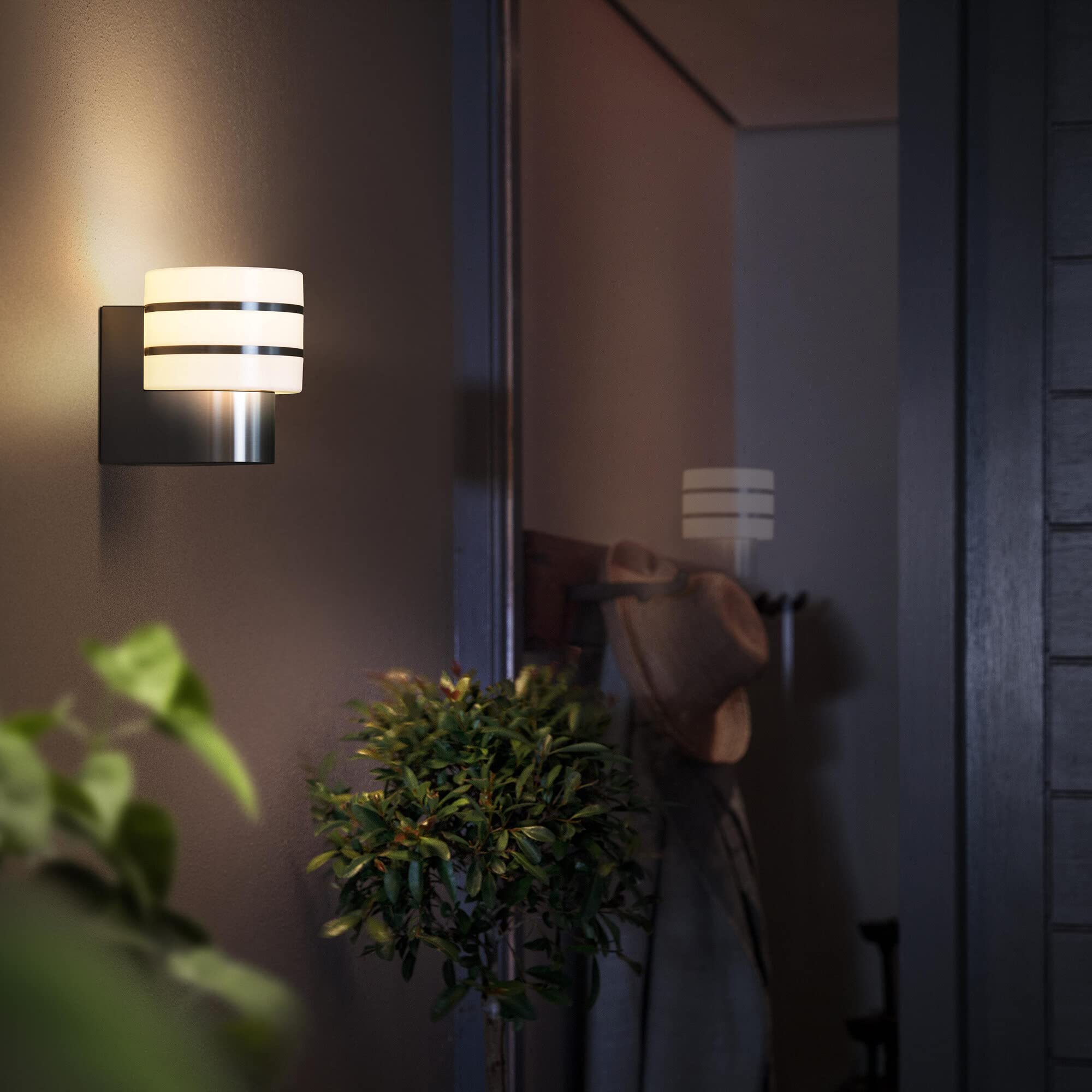Philips Hue Tuar Aplique Inteligente Exterior LED (IP44), Luz Blanca Cálida, Compatible con Alexa y Google Home [Clase de eficiencia energética A+]