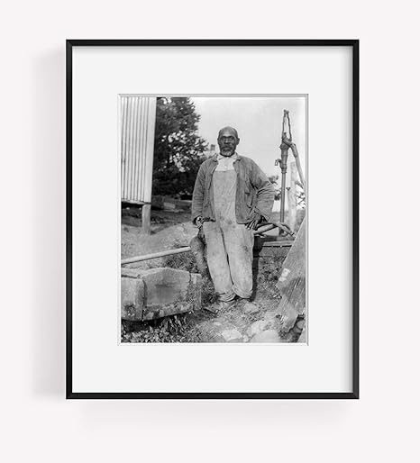 Amazon Co Jp 写真 アフリカ系アメリカ人 ルインズヴィル近くの納屋の庭でポーズをとった人 Diy 工具 ガーデン