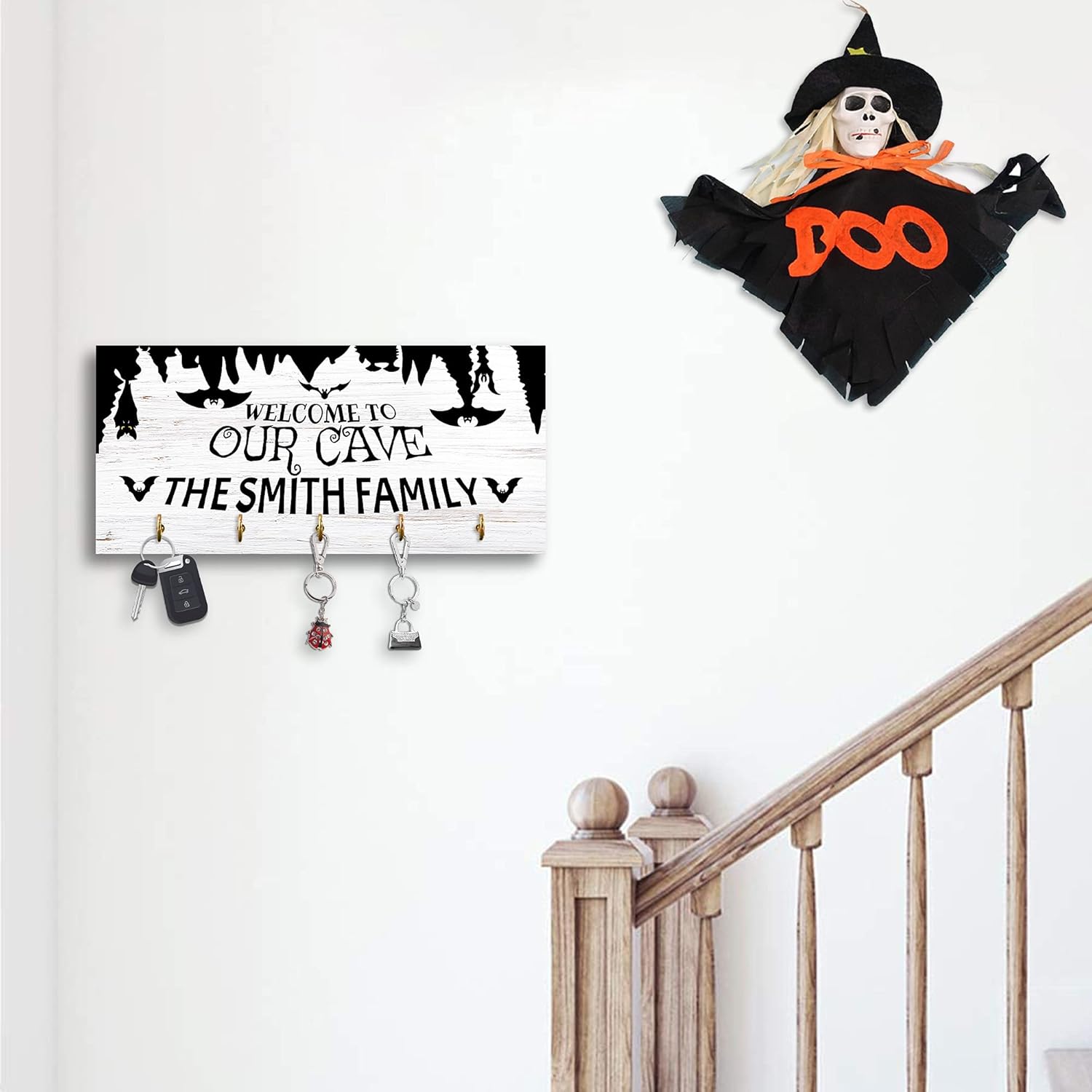 MeMate Personalized Wood Wall Mount Key Holder for Halloween Home Decor - Customized Names with Cave and Bats Wooden Key Ring Hook Hanger for Housewarming Entry Hallway Organizer