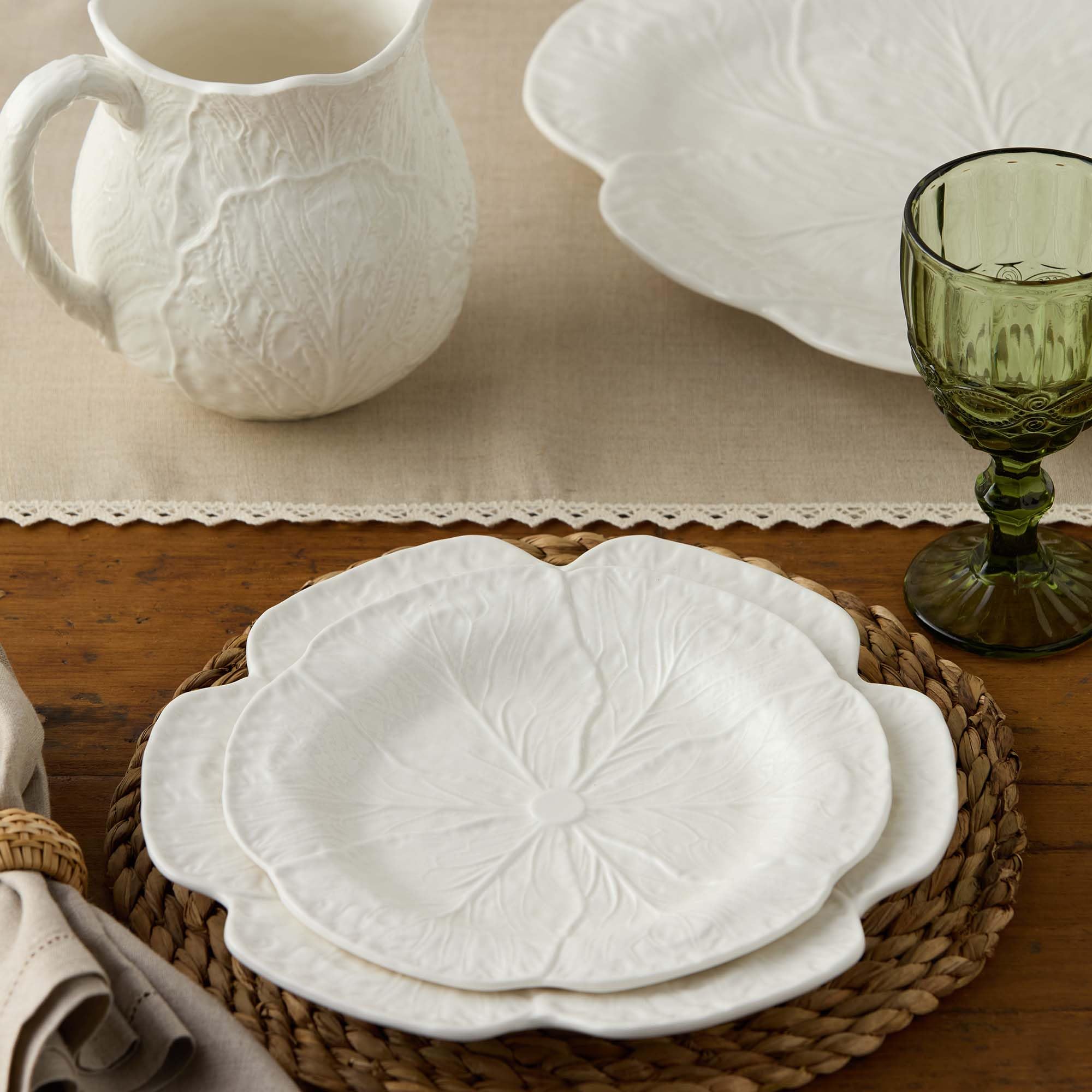 Lot de 4 assiettes à salade/dessert 3D en grès ivoire sculpté de 22,9 cm – Vaisselle ancienne pour dîner et divertissement frais et inspirés de la nature au quotidien et saisonnier