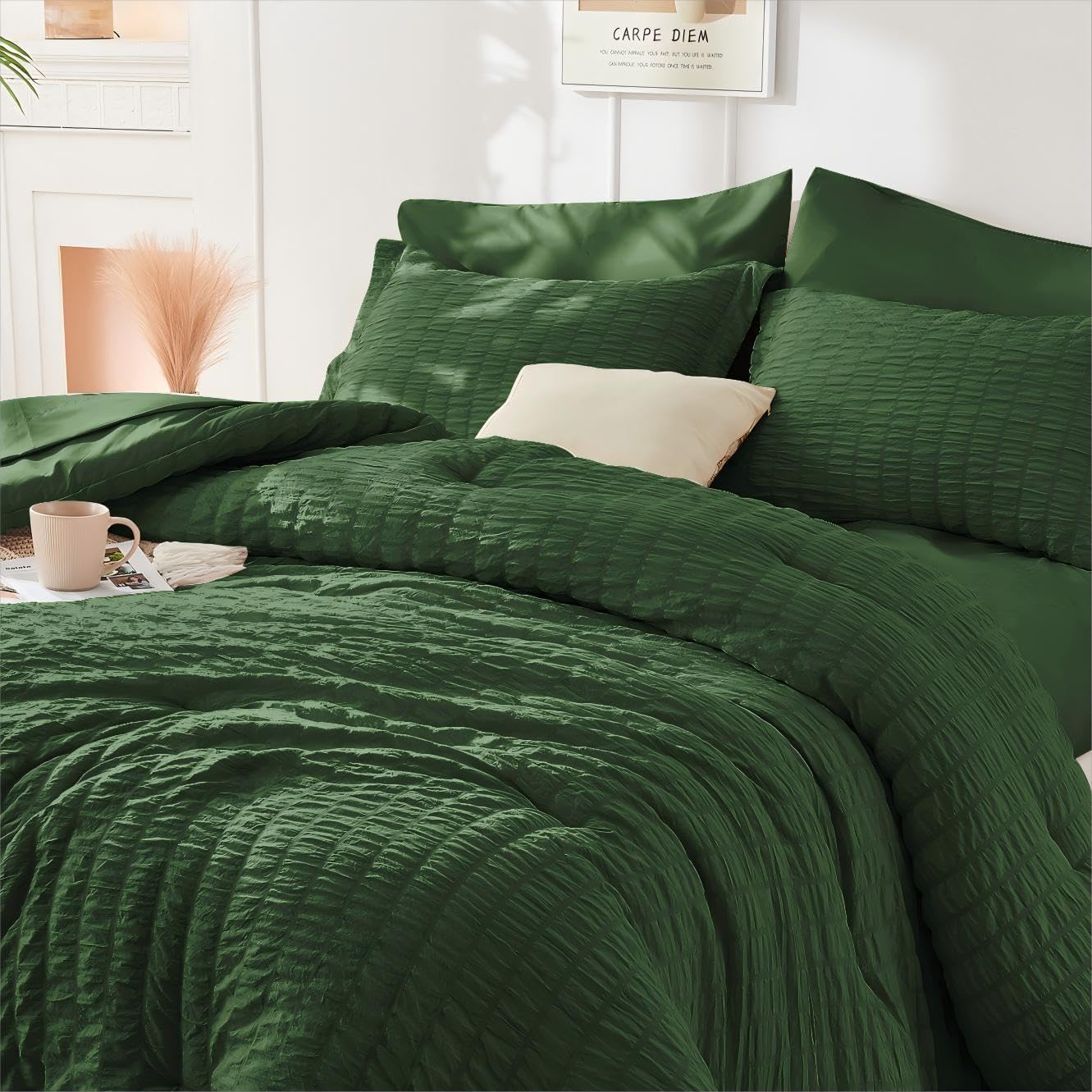HYMOKEGE Dark Green Duvet Cover Queen Size, Ultra Soft 3-Piece Seersucker Duvet Cover Set with Zipper Closure, Soft Brushed Microfiber Bedding Set with 8 Corner Ties (90"x90", 2 Pillowshams)