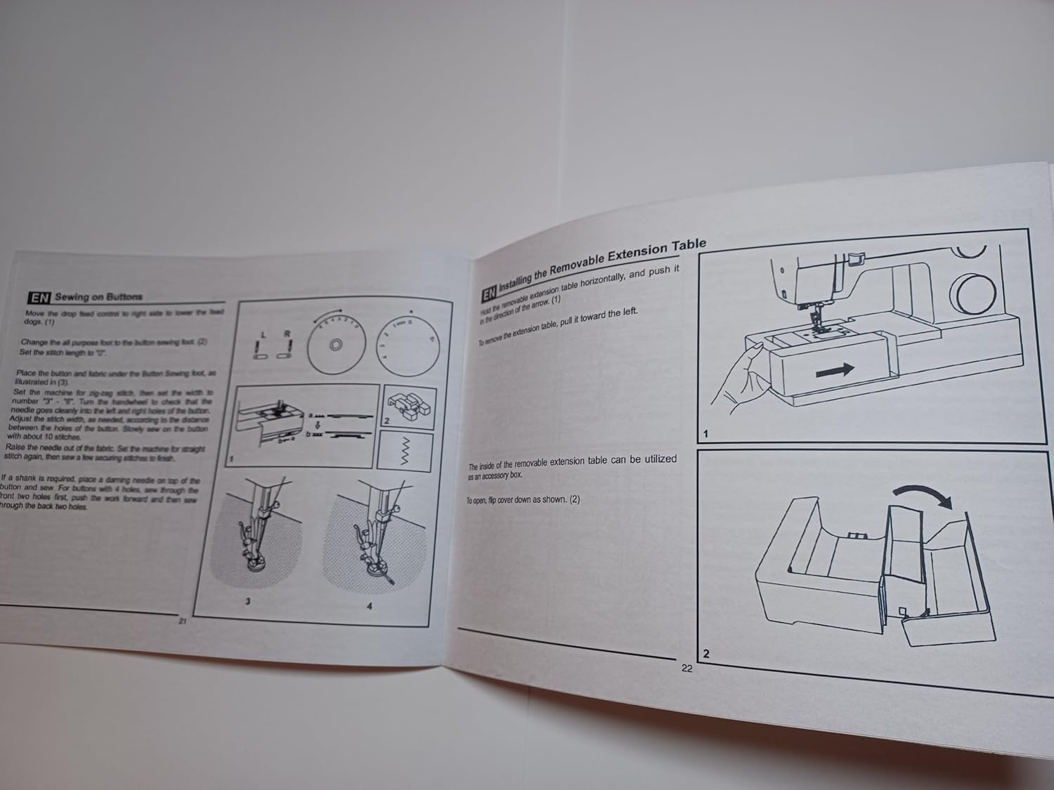 ബട്ടണുകളിൽ തുന്നുന്നതിനും നീക്കം ചെയ്യാവുന്ന എക്സ്റ്റൻഷൻ ടേബിൾ ഇൻസ്റ്റാൾ ചെയ്യുന്നതിനുമുള്ള ഡയഗ്രമുകൾ കാണിക്കുന്ന മാനുവൽ പേജ് തുറക്കുക.