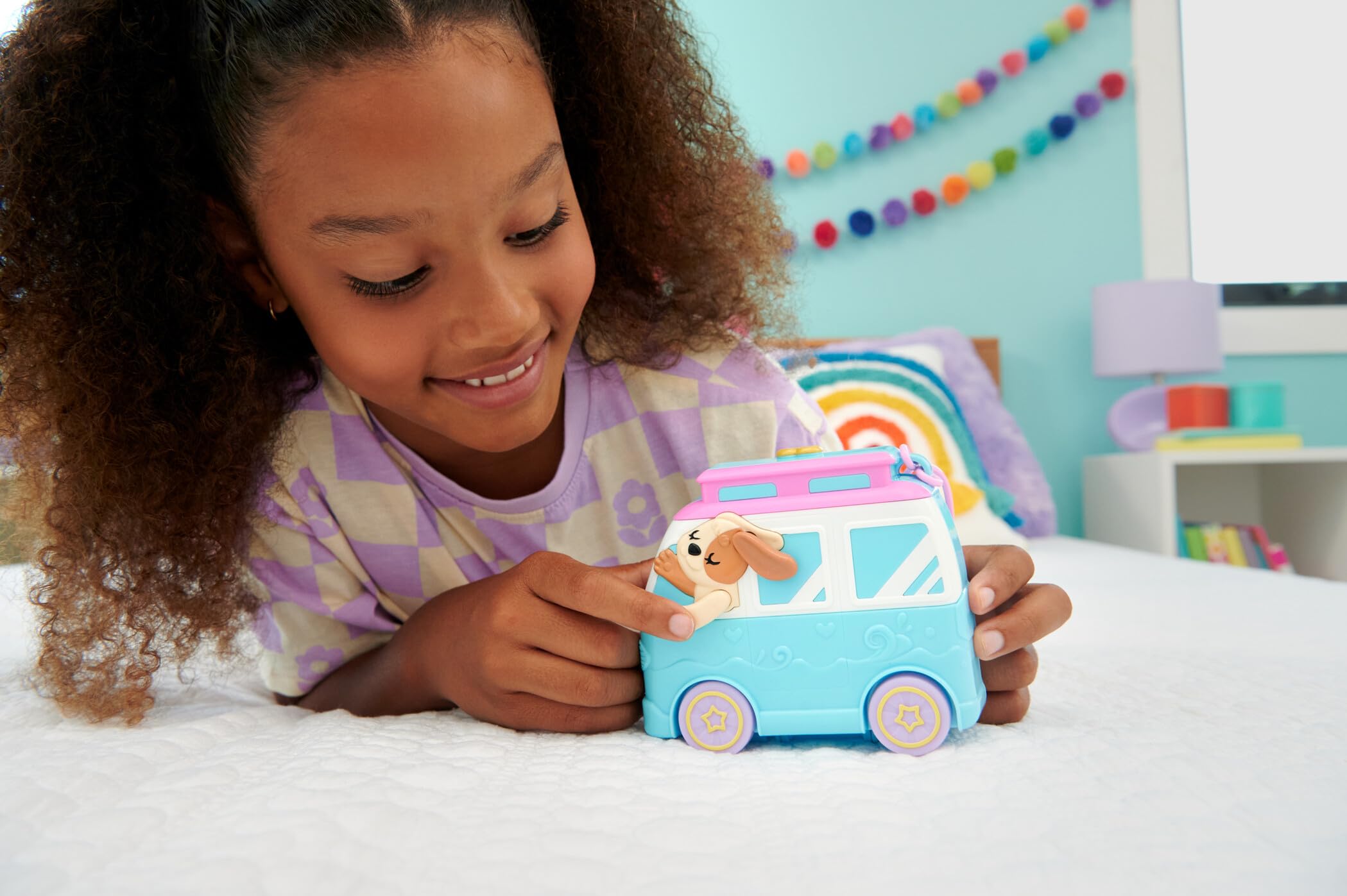 Polly Pocket Estuche Perrito en Caravana Set de Juego con muñecas, Mascota y Accesorios de Playa, Juguete +4 años (Mattel HRD36)