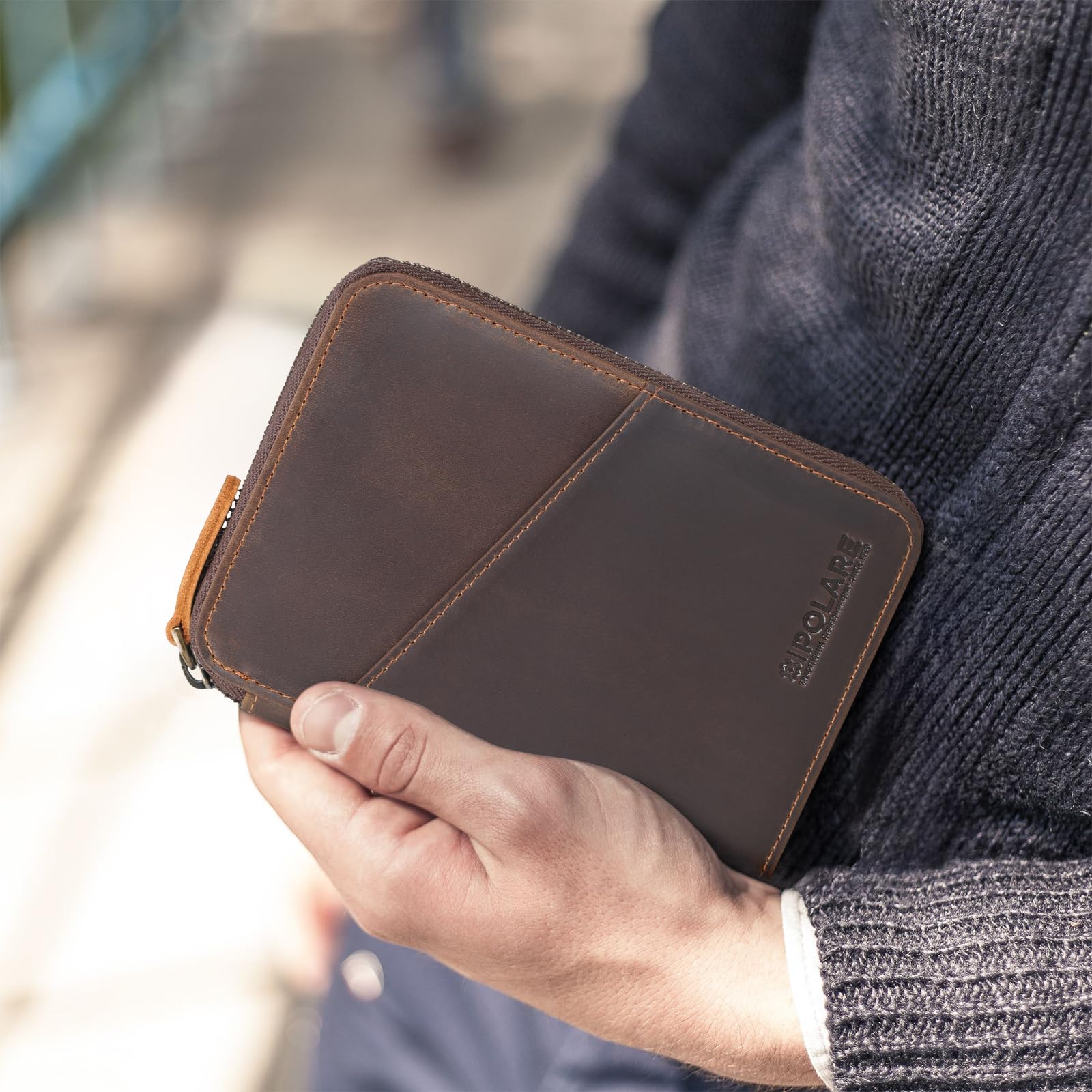 Polare - Cartera de Piel de Grano Completo para Pasaporte con Bloqueo RFID, Funda Plegable Suave con Cremallera YKK