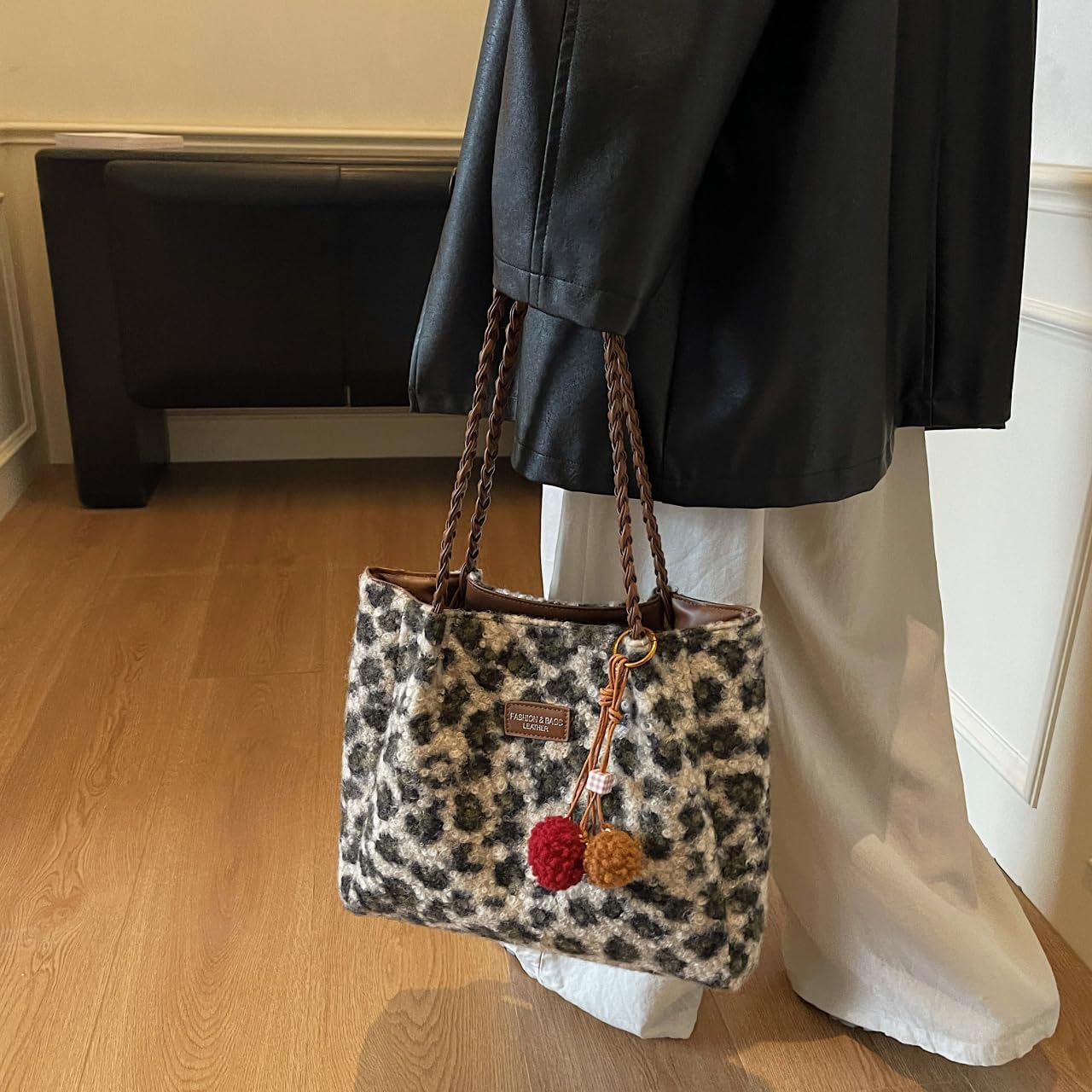 Fluffy Tote Bag Winter Leopard Print Faux Fur Purses for Women Y2K Fuzzy Handbag Furry Cheetah Purse
