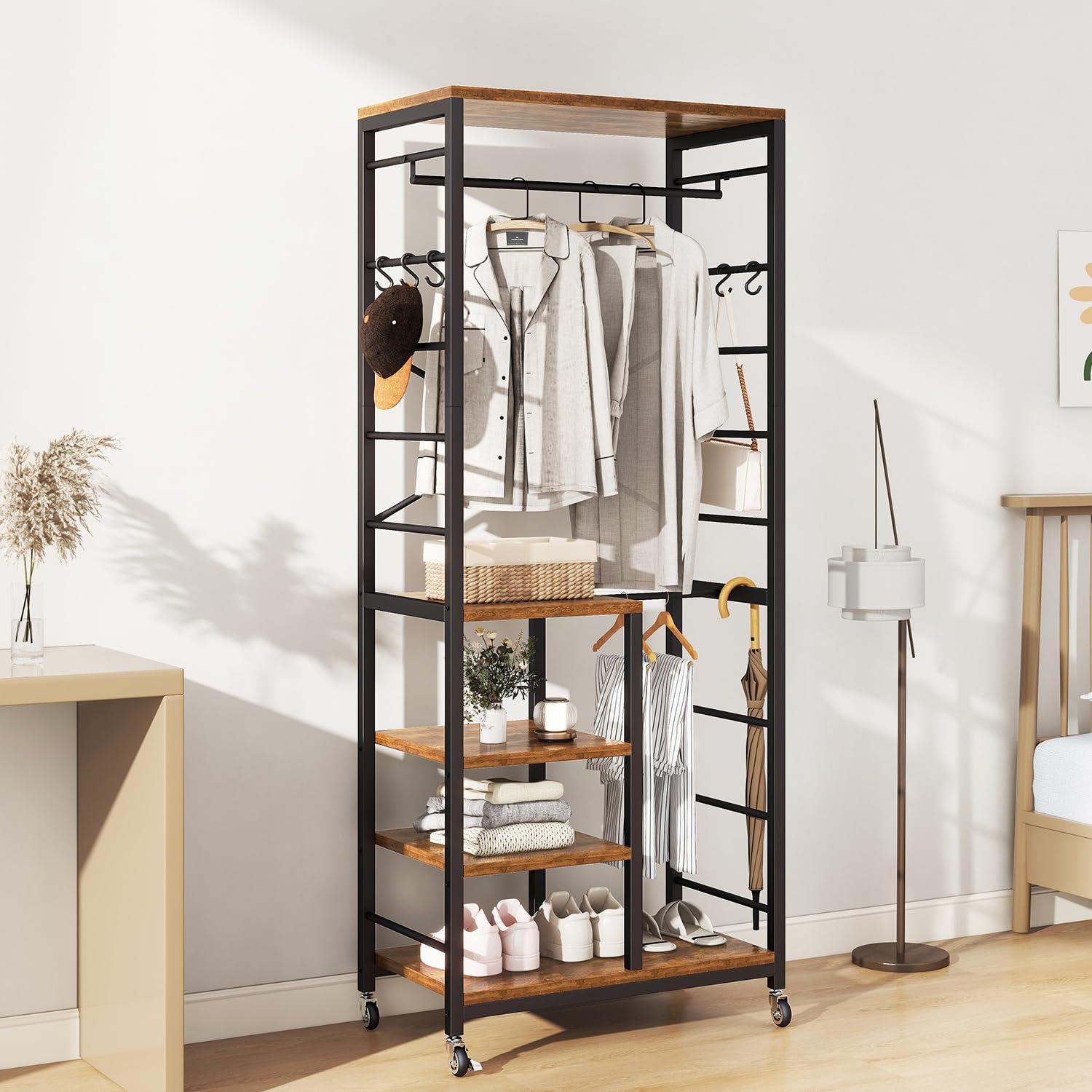 IBUYKE Portemanteau autonome avec 4 Roulettes Pivotantes à 360°, avec étagères et crochets, porte-manteau industriel pour entrée, couloir, chambre à coucher, Marron Rustique TMJ089H