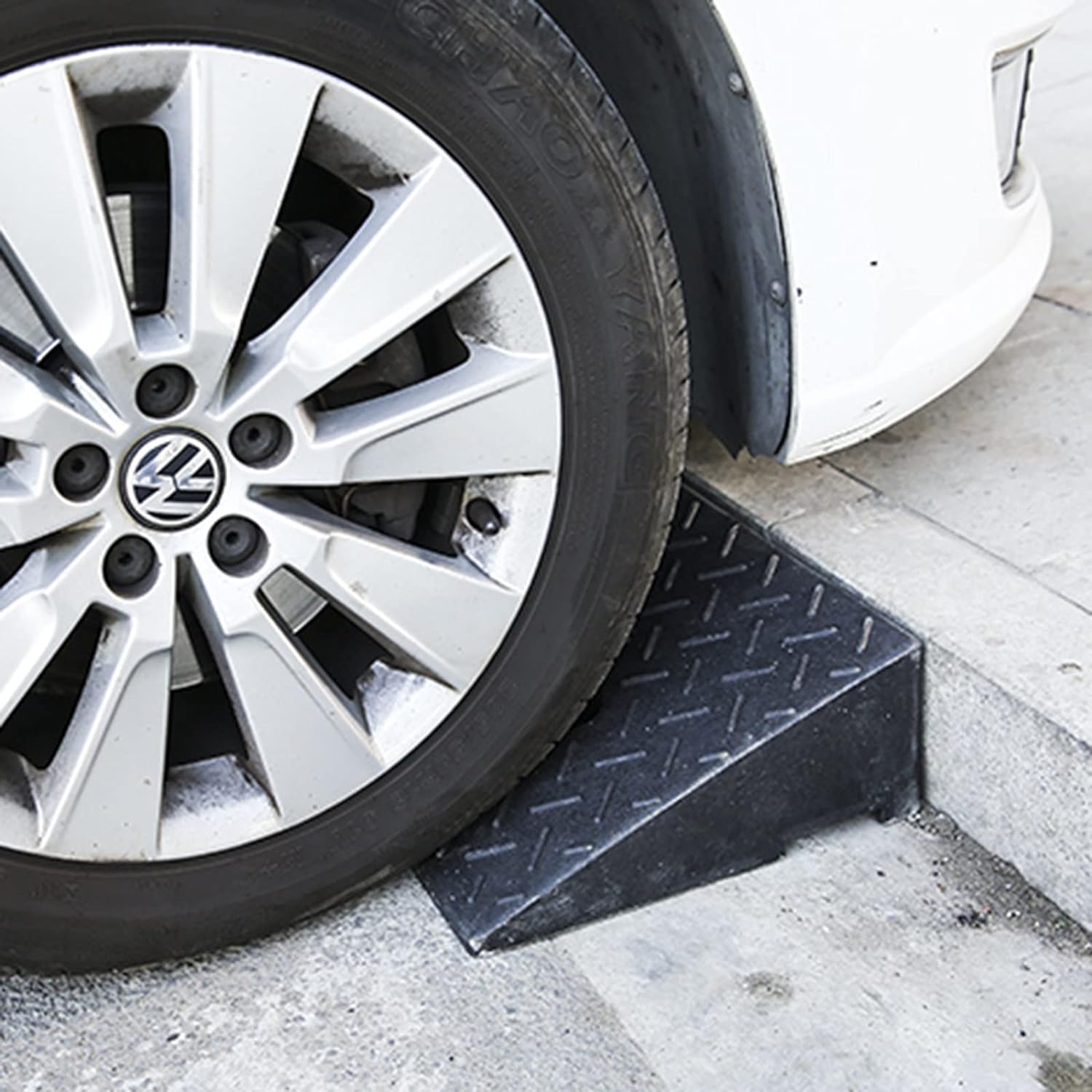 Schody rampowe Gumowe rampy krawężnikowe 6 cali wysokości, przenośne rampy podjazdowe Rampy garażowe Rampy progowe dla wózków inwalidzkich z rowkami dla niskiego samochodu(50x38cmx15cm)