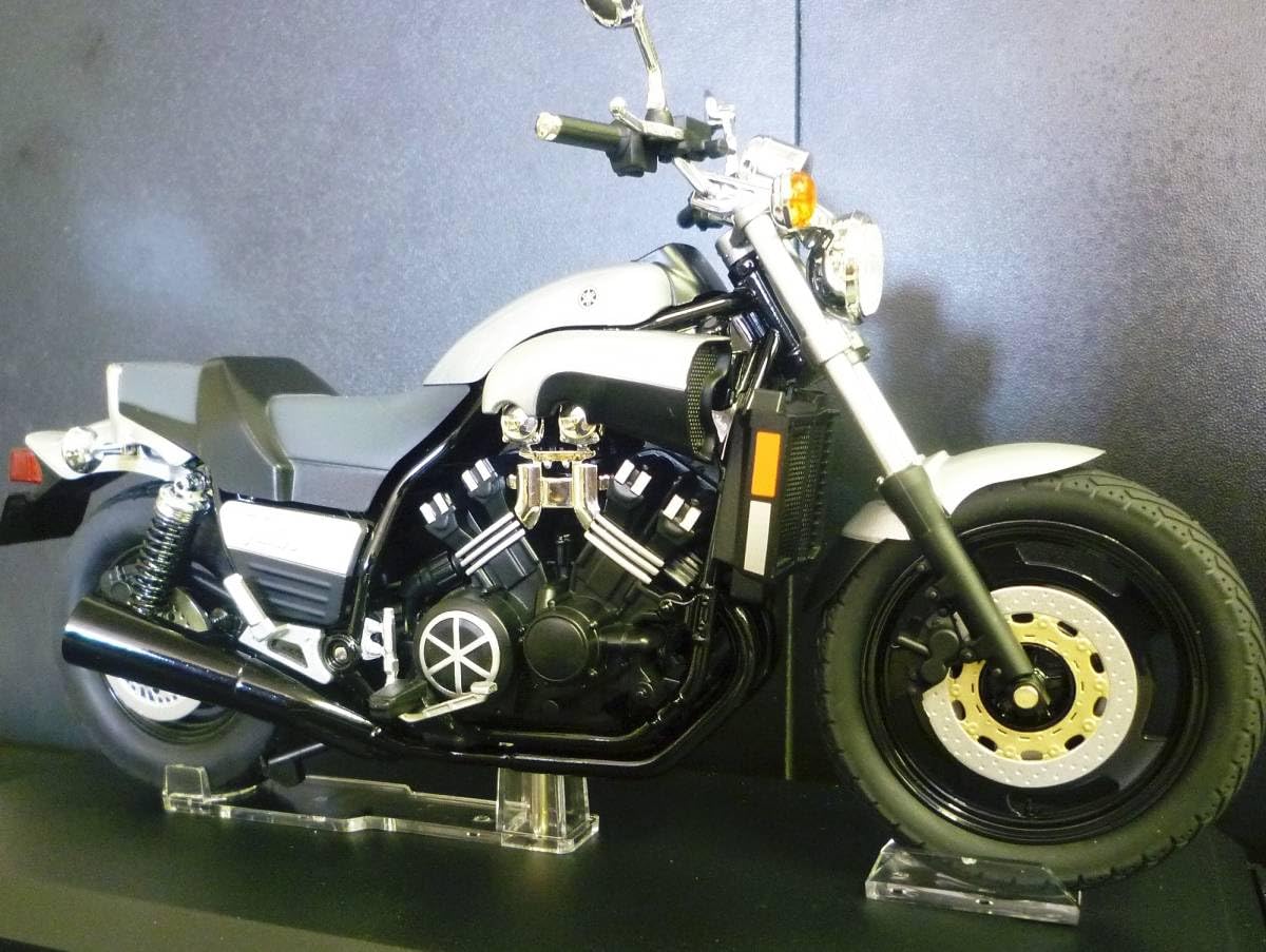 ヤマハ VMAX(ニューシルバーダスト) 1/12スケールモデル Yamaha Vmax ニューシルバーダスト｜株式会社 青島文化教材社