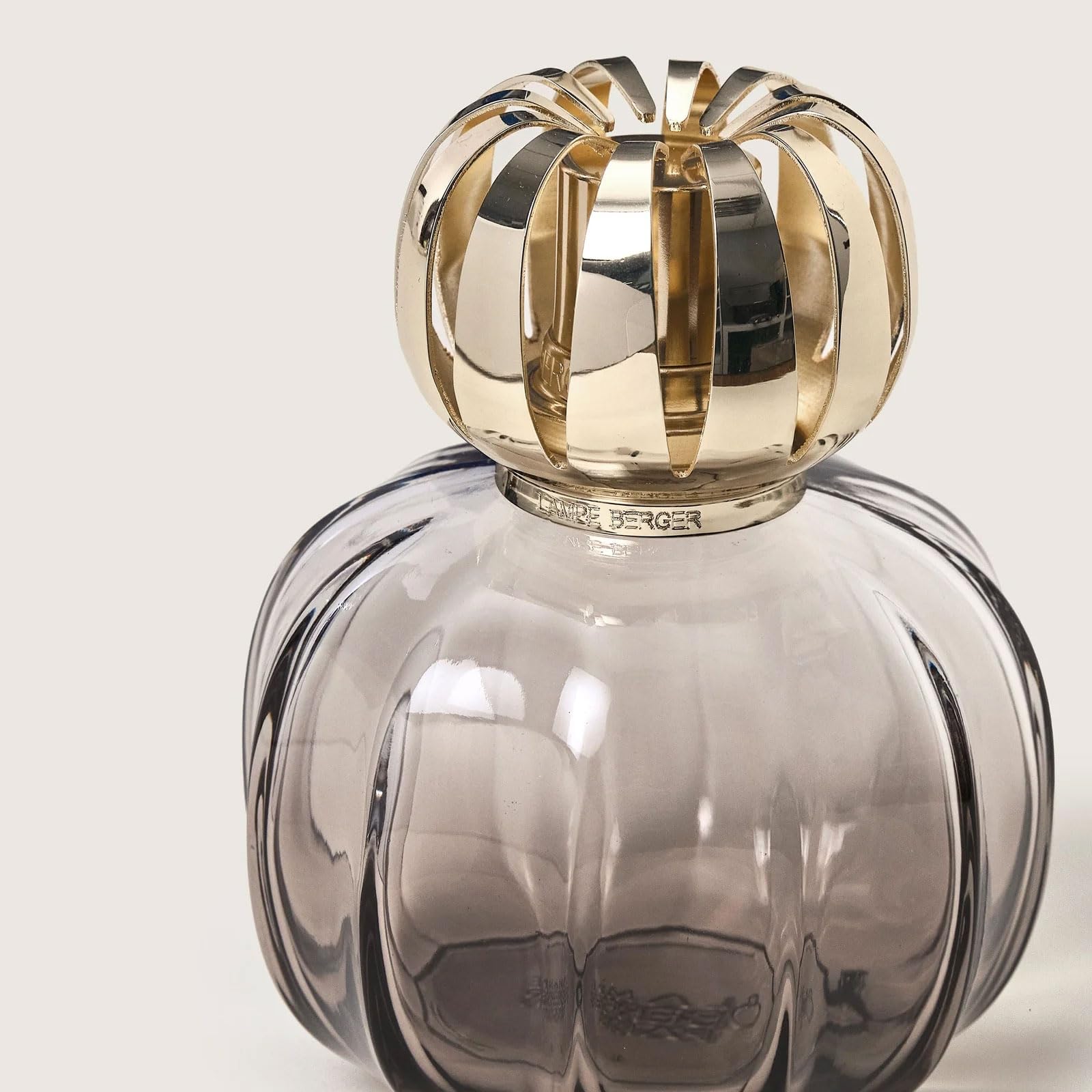MAISON BERGER – Lampe Berger Corali Grau – Katalytische Lampe 2-in-1, die parfümiert und hilft, die Luft zu reinigen, mit Nachfüllpackung, 250 ml / 8,45 fl oz Samt des Orients – lackiertes Glas