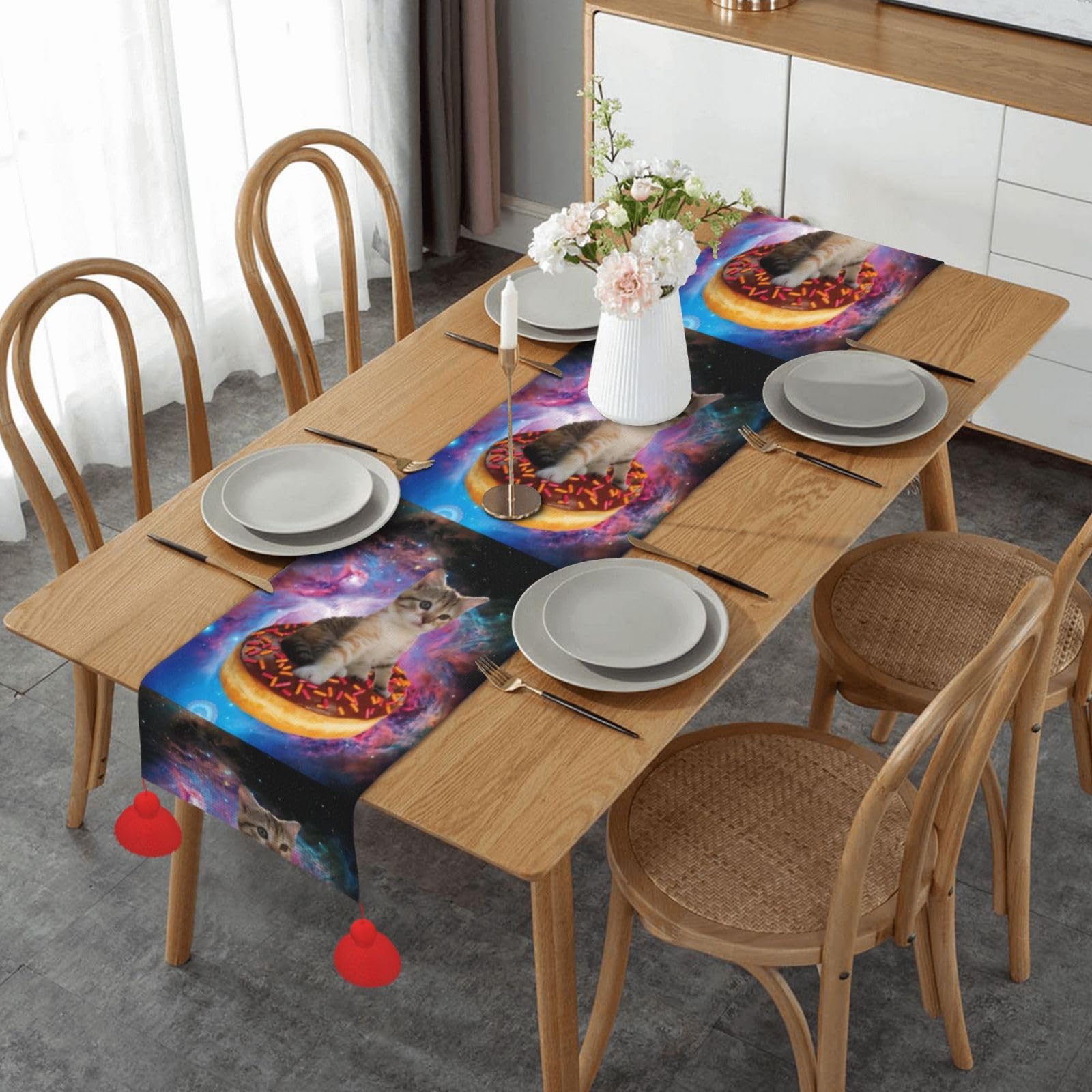 Chemin de table de Noël avec motif chat amusant chevauchant des beignets galaxie