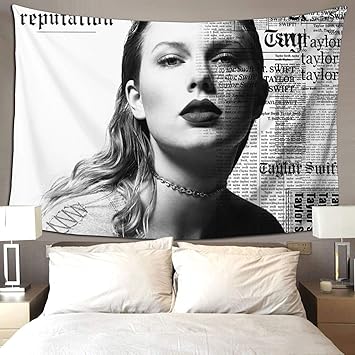 Amazon Co Jp Taylor Swift Taylor テイラー スウィフトテイラー タペストリー 壁掛け 装飾布 おしゃれ インテリア 寝室 カーテン 部屋飾り 多機能 大判 耐用性が強く 抗菌防臭 子供部屋 お店 雑貨 パーテイー 四季通用 ホーム キッチン