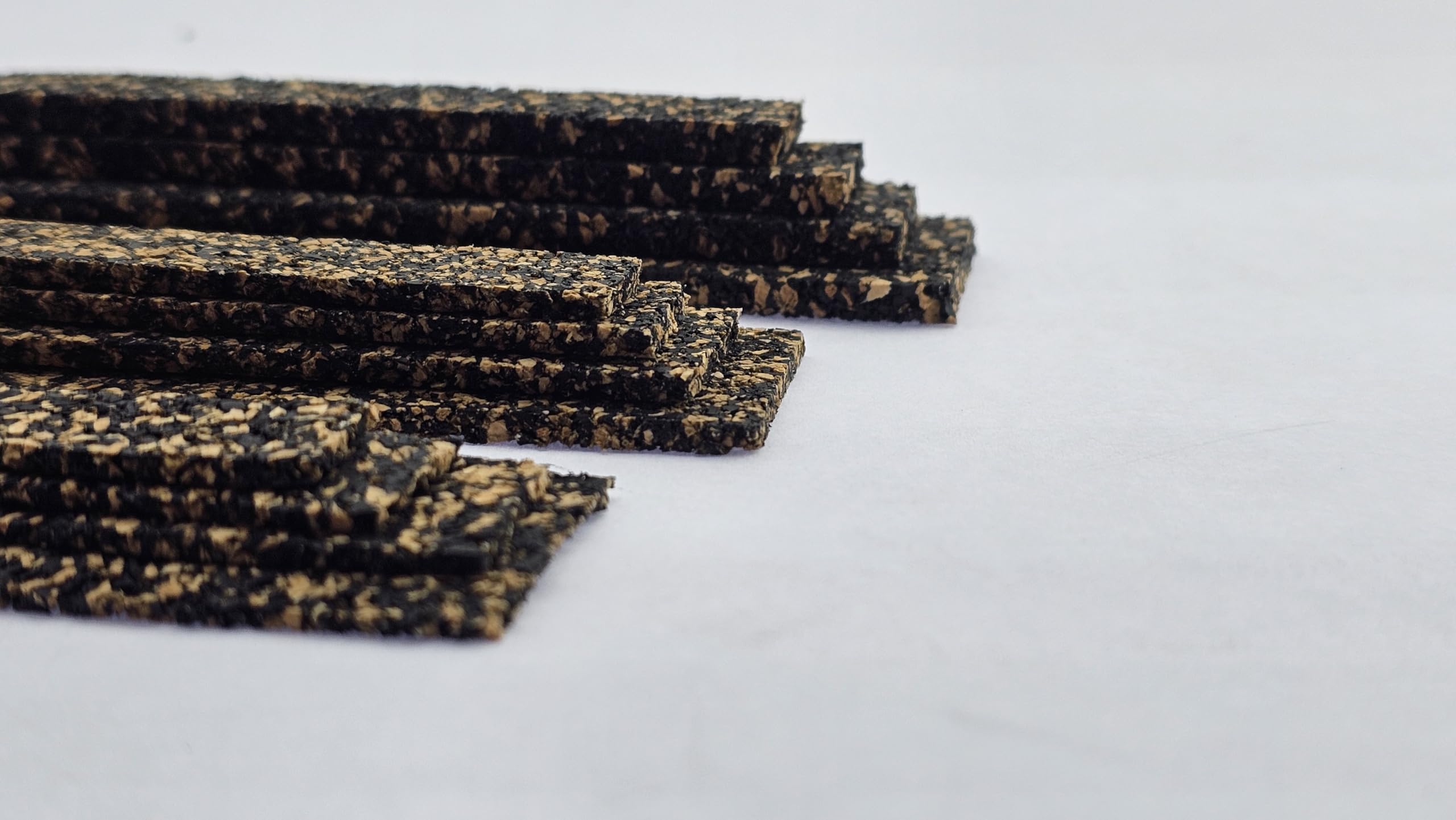 Gummikork Gleisbettung für Modellbahn | Geräuschdämpfende Gleisunterlage mit realistischer Optik | 2-5mm | für Spur H0, TT, N, Z | 10x1m Streifen (Stärke 5mm / Breite Spur H0 = 35mm)