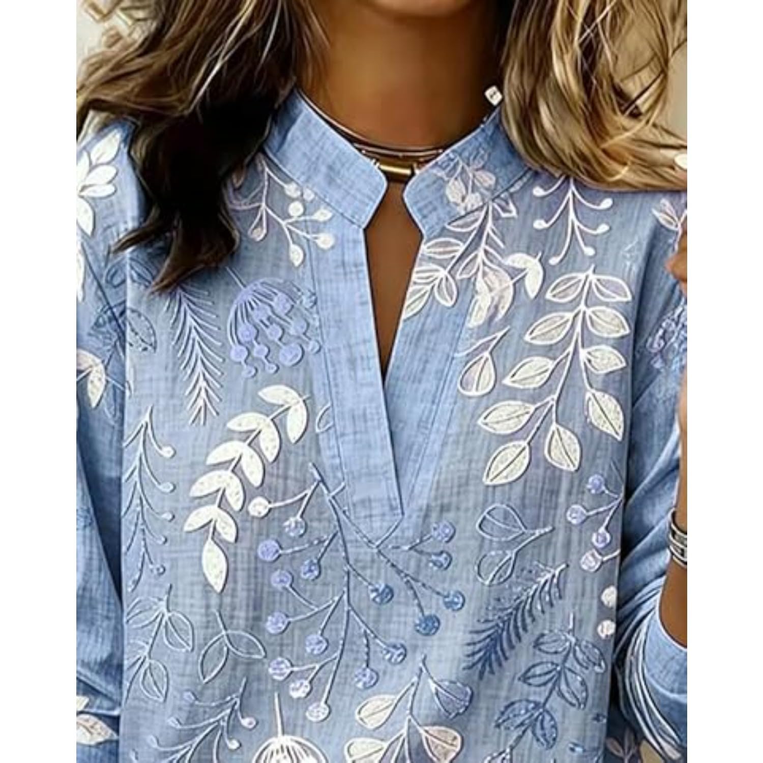 Esta Camisa de Mujer Bordada Gruesa y Duradera Presenta un Elegante Cuello Alto, Cuello en V y Mangas largas.