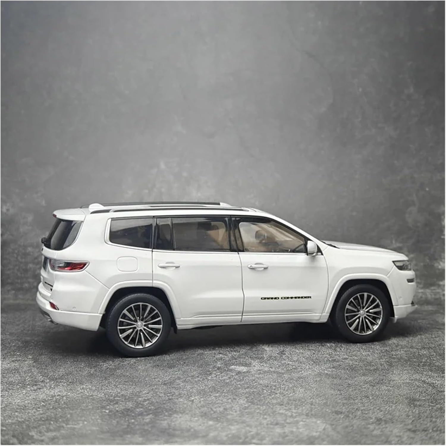 1:18 for Grand Commander SUV Metal Car Model Static Display Gift Collection(Brown,with Box)