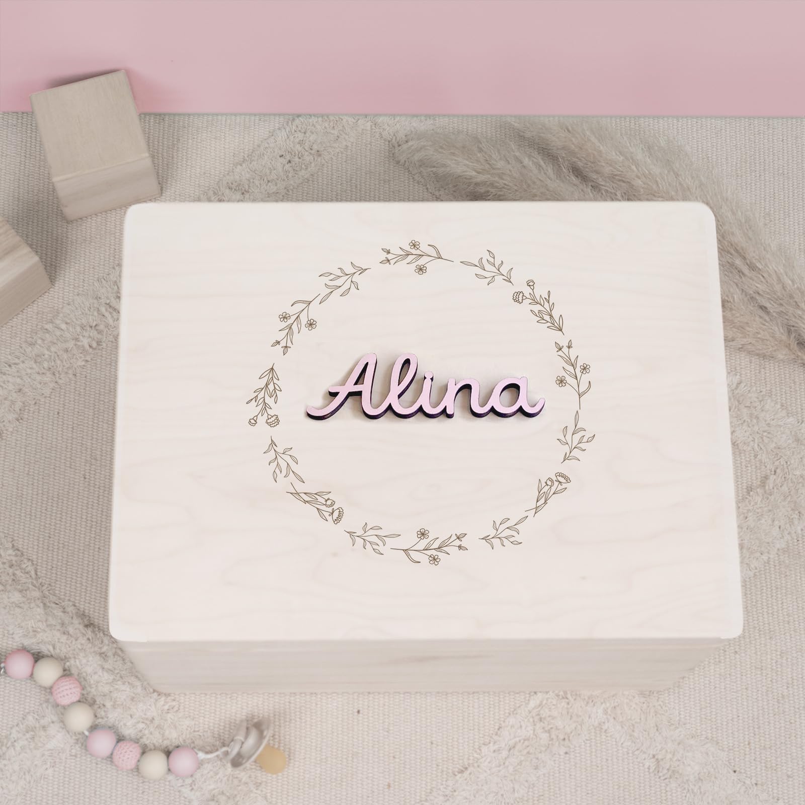 hellomini Personalisierte Erinnerungskiste aus Holz mit 3D-Namenszug – Geschenk zur Geburt, Taufe, Geburtstag – Kiste für Baby Andenken – Motivdruck oder Gravur (Gravur - Blumenkranz, XL: 60x40x23cm)