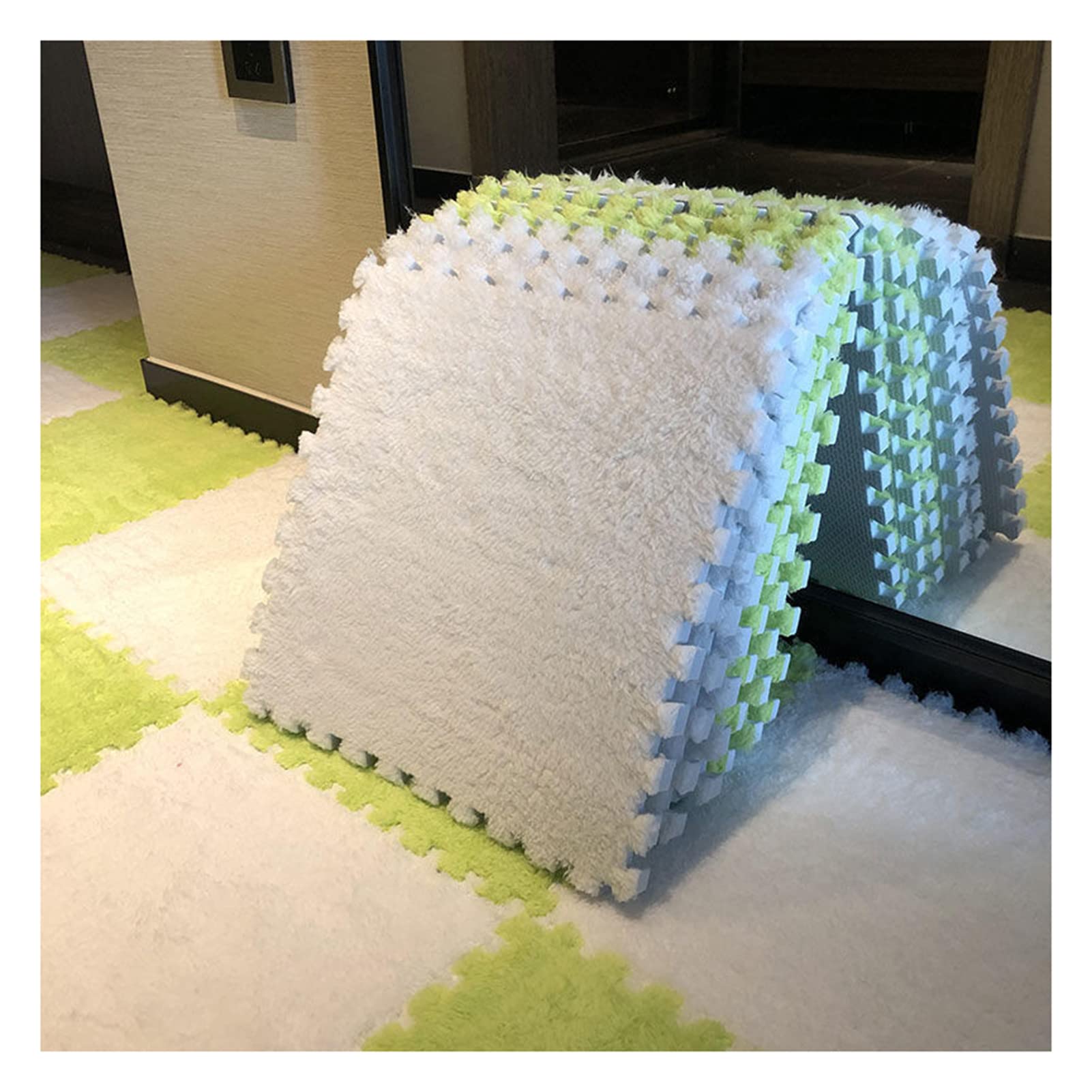 Tapis en mousse emboîtables doux pour créer un coin de jeu coloré dans la chambre enfant