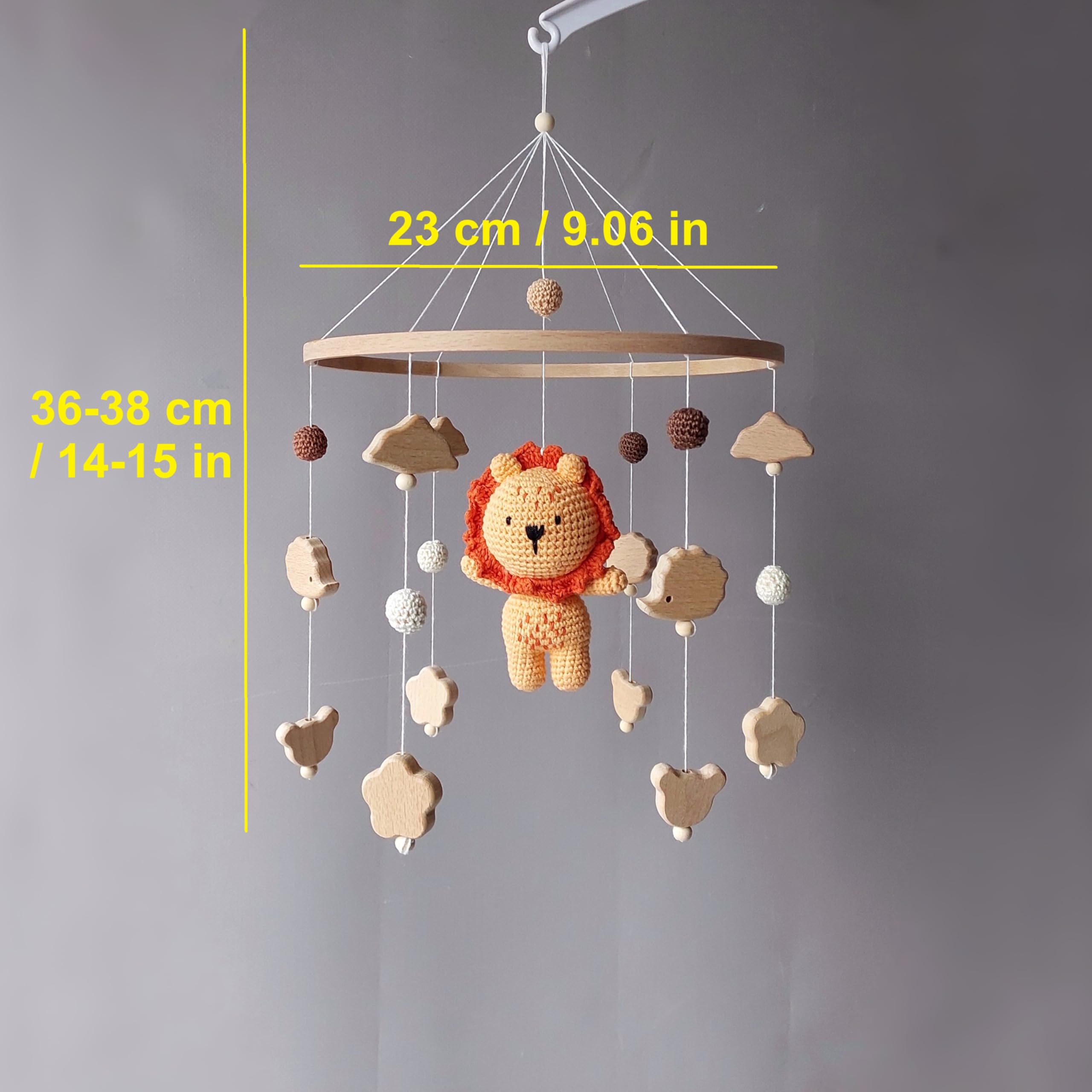 Baby Mobile mit gehäkeltem Löwen – Handgemachtes Kinderbett Mobile aus Holzperlen und Baumwolle – Safari Deko fürs Babyzimmer – Neugeborenen Geschenk