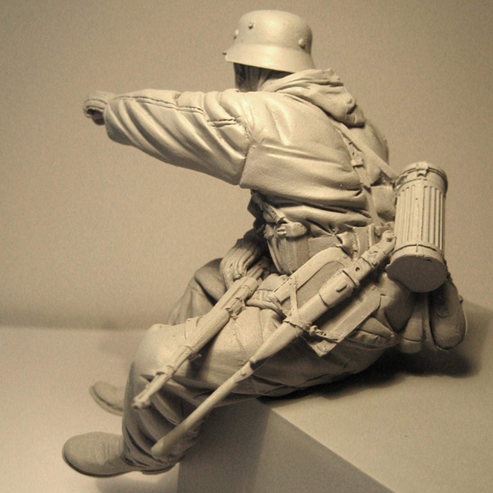 Amazon.com: BEHTAR 1/16 Resin Soldier Model Military WWII