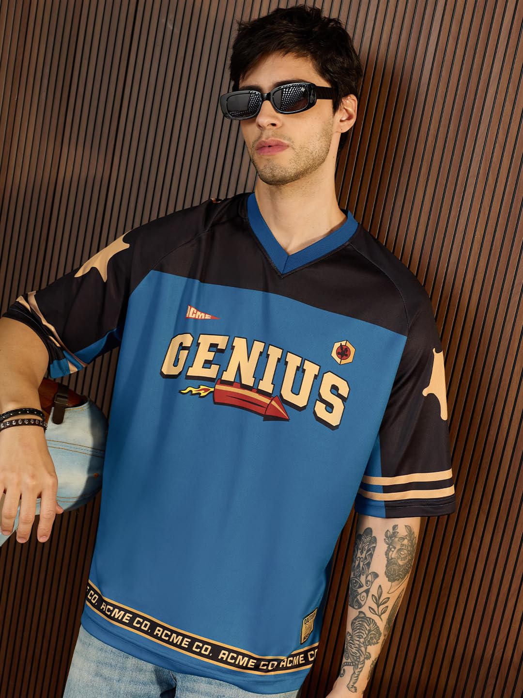 The Souled Store Looney Tunes: Genius Herren und Jungen, kurzärmelig, V-Ausschnitt, blau, Grafikdruck, sportlich, lässig, leicht, fallende Schulter, schnell trocknend, Streetwear, trendige, übergroße