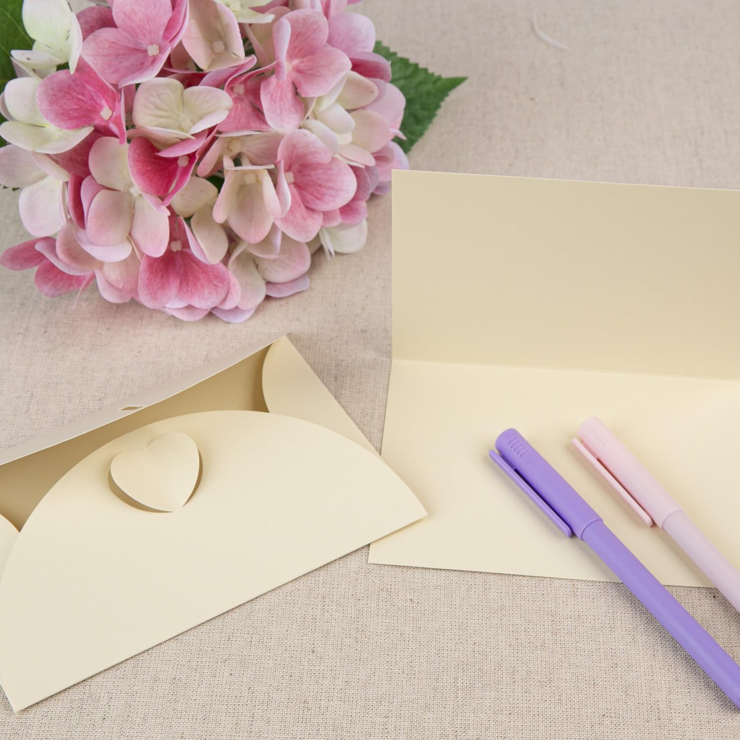 PresentFill Klappkarten blanko in Diamant Weiß - 50 Faltkarten A6, Klappkarte ideal zum Karten selbst gestalten, beschriften oder bedrucken - passend für C6 Umschläge