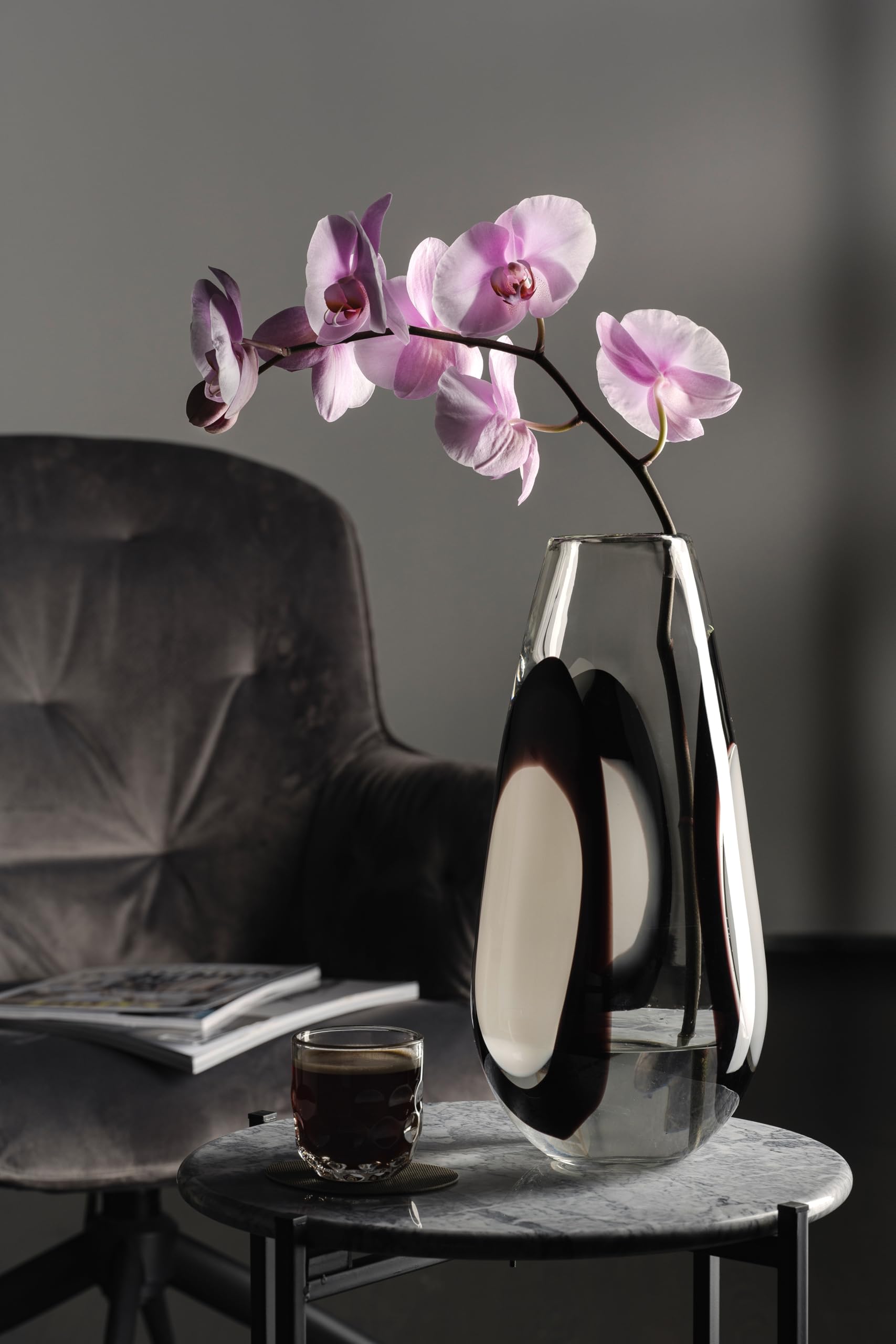 LEONARDO HOME OCCHI Bianchi Vase • 1 Stück • Designvolle Dekovase in Schwarz Weiß • ⌀8 cm • Wohnaccessoire für Moderne Tischdeko • Stilvolle Blumenvase • Höhe 37 cm • Mehrfarbig • 055296