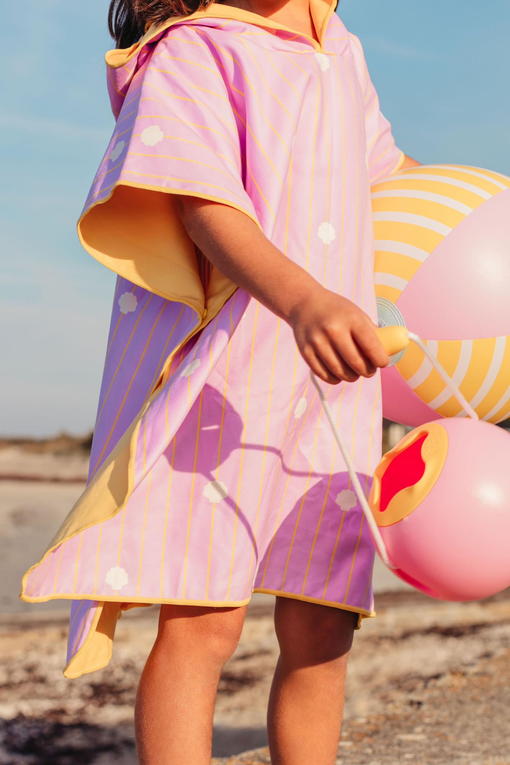 Quut – Poncho spiaggia per bambini rosa banana (conchiglie) – 60 x 60 cm – Microfibra ultra assorbente – Asciugatura rapida – Resistente alla sabbia – Leggero e compatto – Lavabile a 30 °C