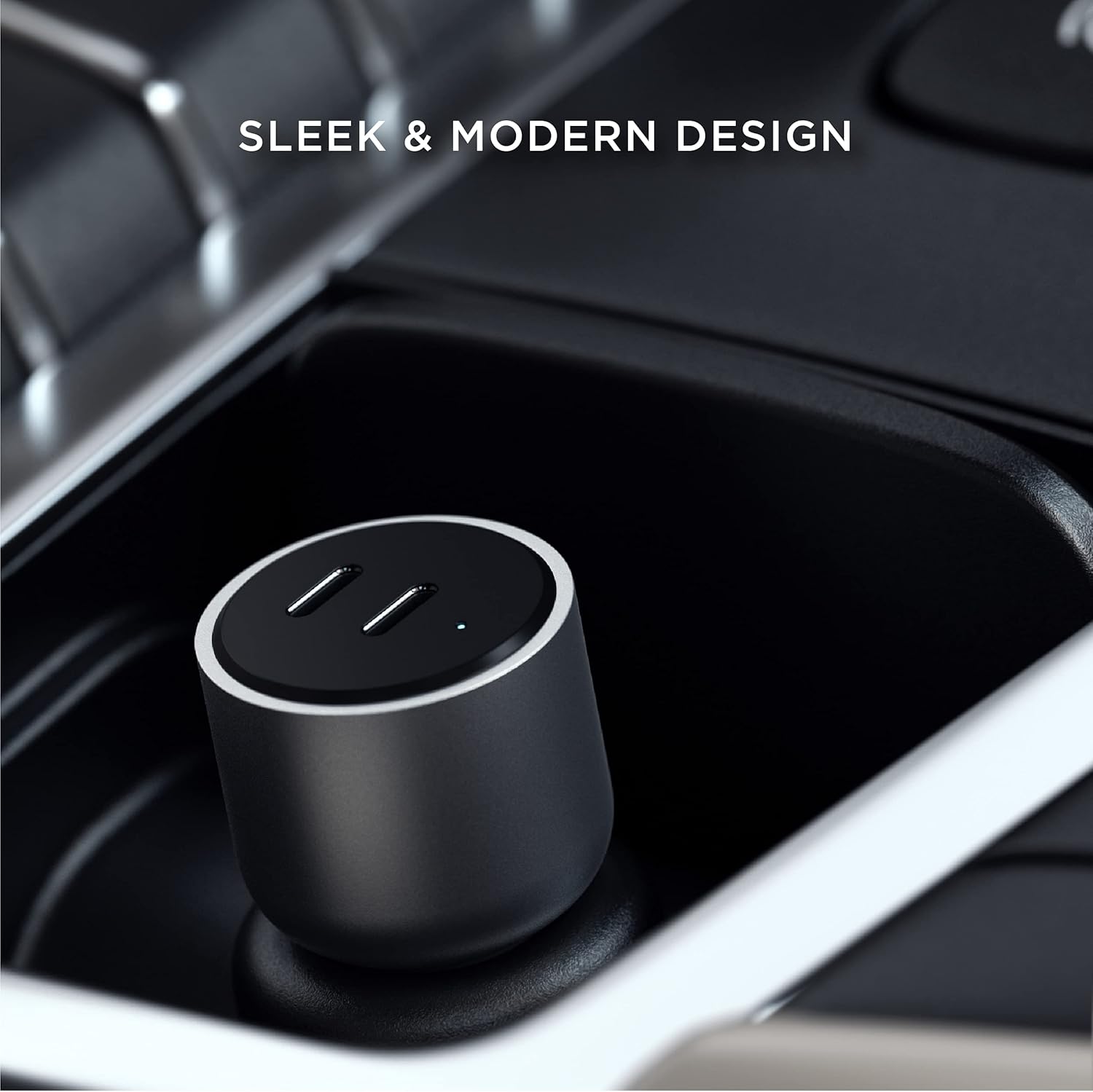 Satechi 40W Dual USB-C PD Car Charger plugged into a car's power outlet, showcasing el seu disseny elegant.