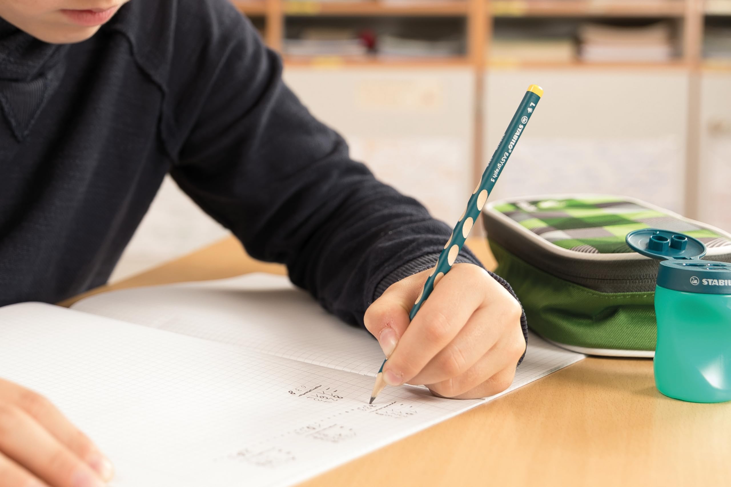STABILO EASYgraph S - Crayon graphite ergonomique fin - Classpack de 48-8 gauchers et 40 droitiers - Couleurs assorties - Degré HB