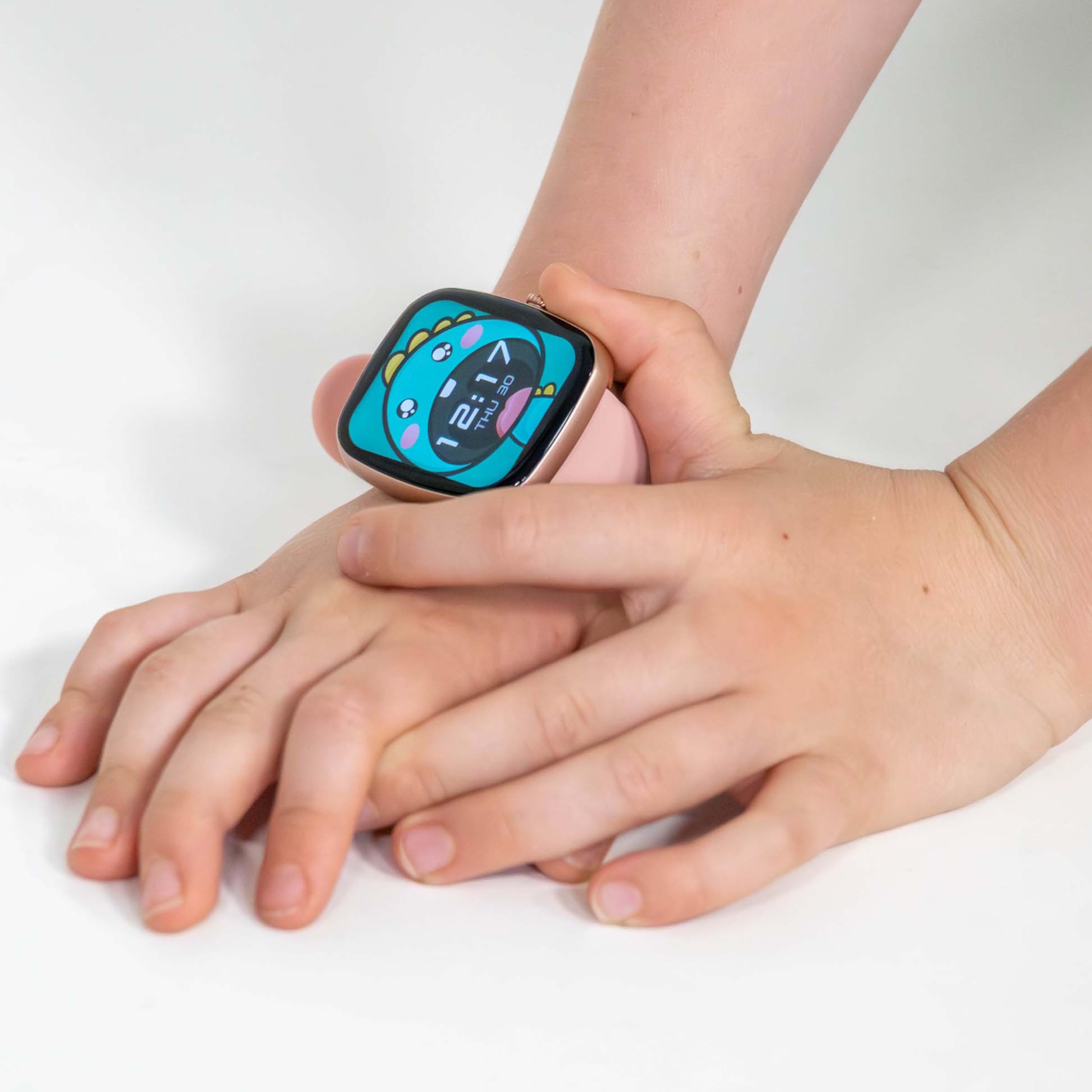 DCU PlayMe Smartwatch Infantil, Pantalla TFT 1,83", 15+ Juegos, 22 Modos Deportivos, Monitor de Salud, 6-12 Años, Sin conexión a teléfono, No Requiere Tarjeta SIM (Rosa)