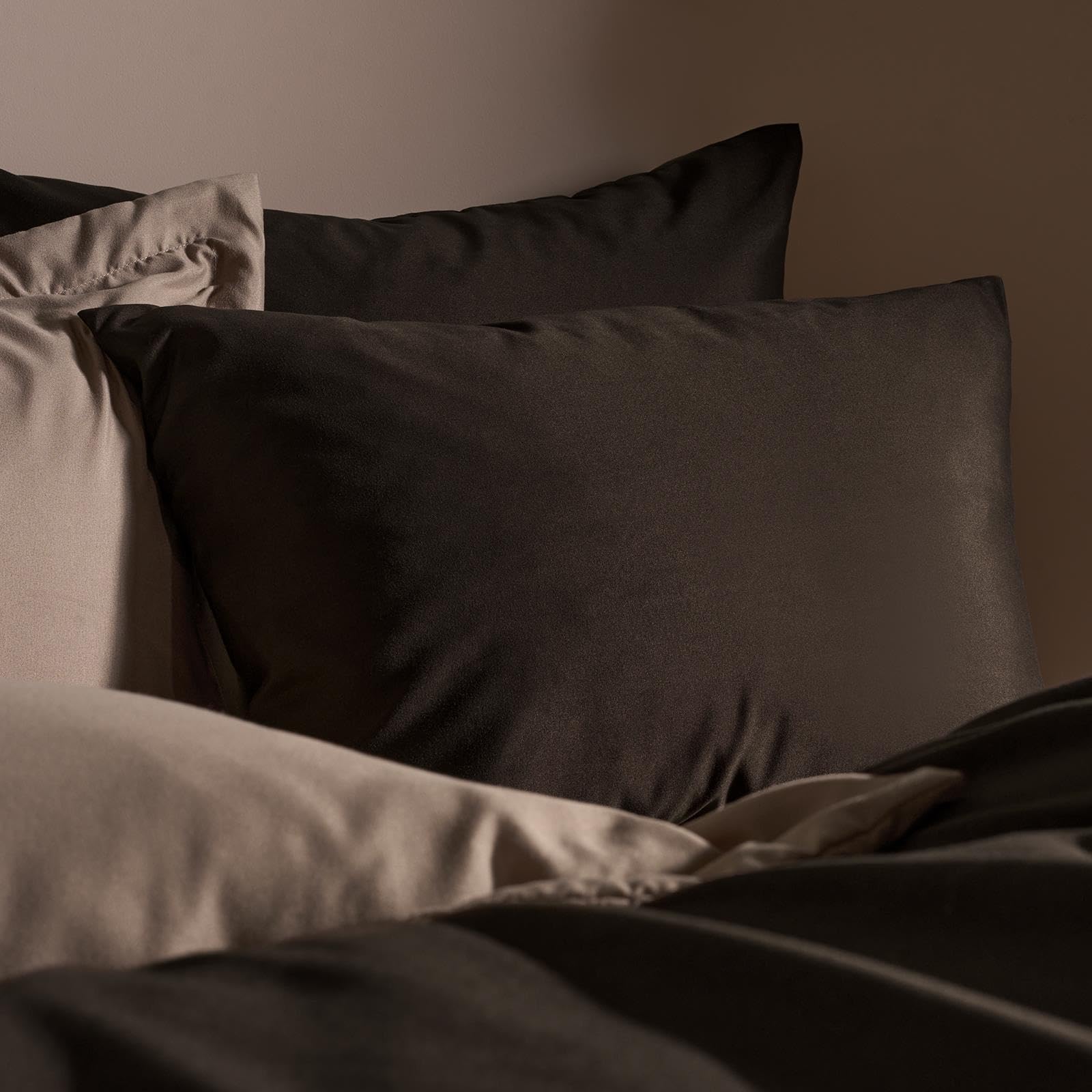 Brentfords Pillow Cases 2 Pack, Soft Microfibre Housewife Pillowcases Comfortable Hotel Quality Wrinkle & Fade Resistant Bed Pillow Cases with Envelope Closure, Coffee - 50 x 75cm