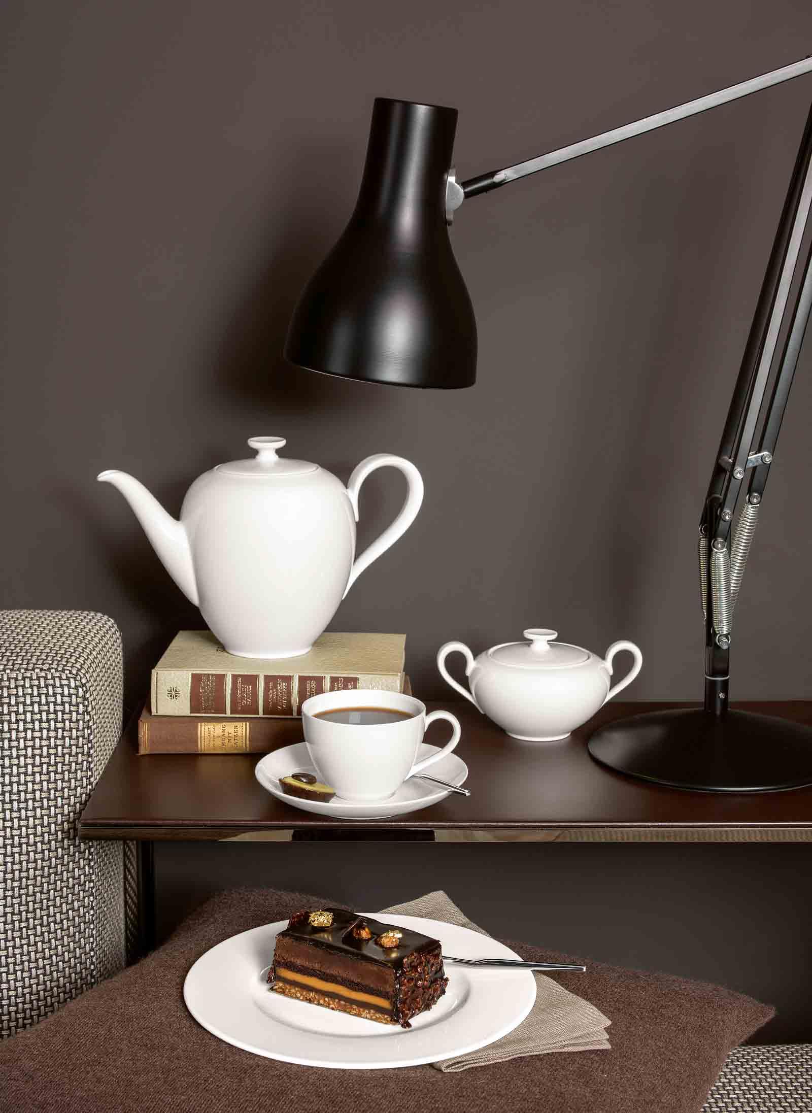 Villeroy & Boch Anmut Kaffeeservice 18-teilig, Frühstücksteller (22 cm) und Kaffeetassen mit Untertassen (400 ml) für 6 Personen, Klassisches Geschirr-Set, Premium Bone Porcelain, Weiß
