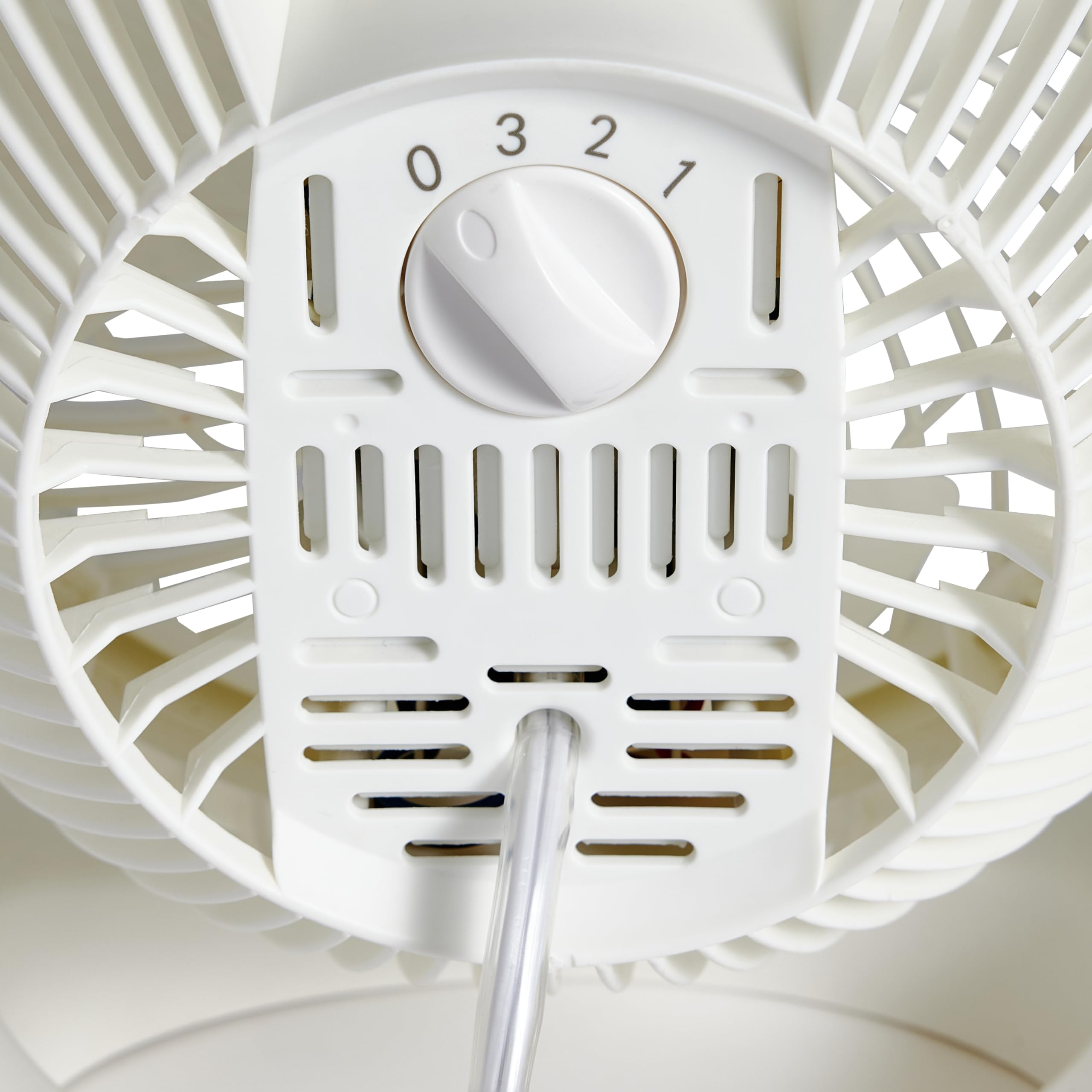 Amazon Basics Ventilatore da tavolo portatile, 18 cm, raffreddamento silenzioso, 3 impostazioni di velocità, inclinazione variabile a 90°, Bianco, 15,49 x 27,3 x 27,69 cm