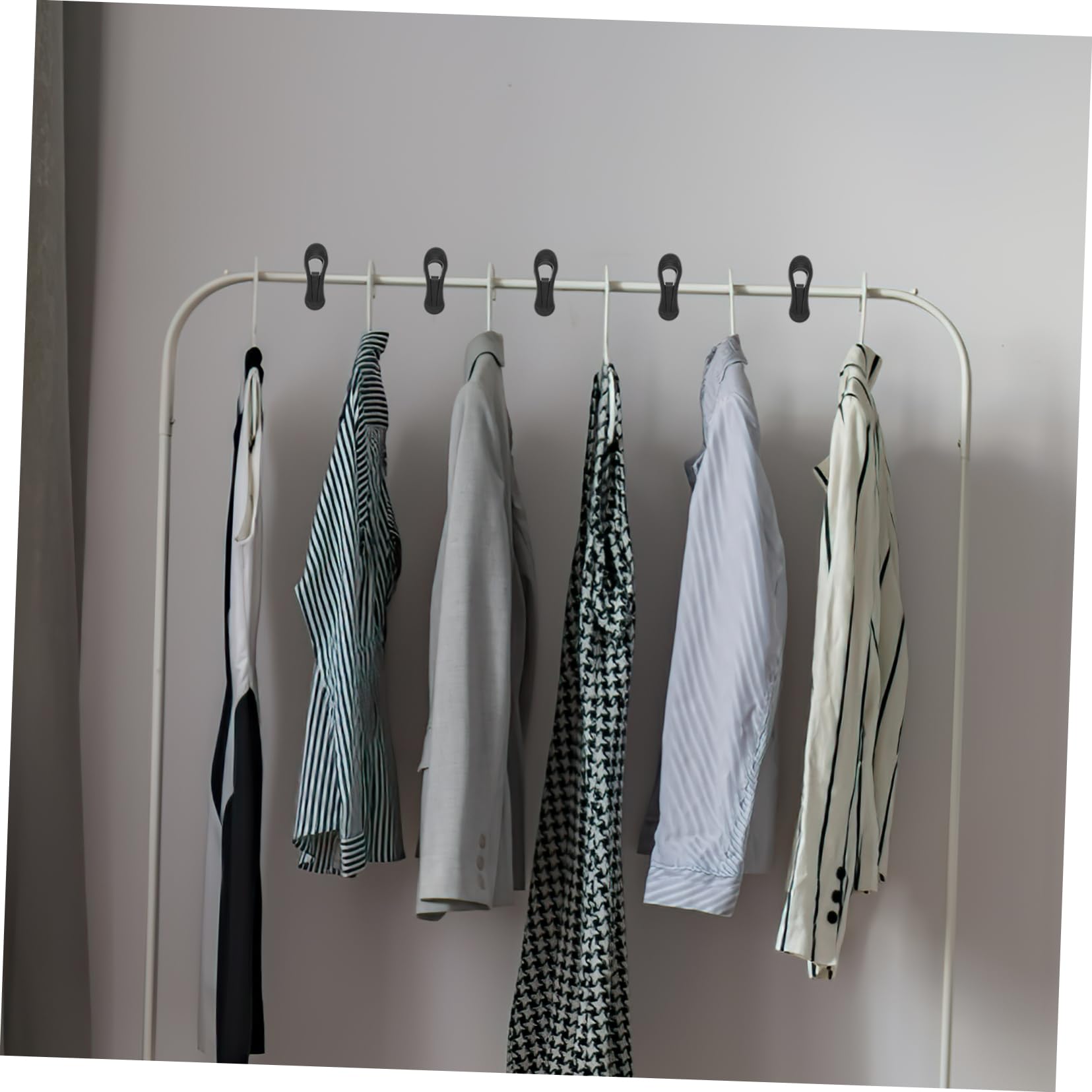 50 Pinzas de Plástico Negro para Perchas Clip para Organizar Ropa y Pantalones Sujeción Fuerte para Armario y Secado al Aire Libre