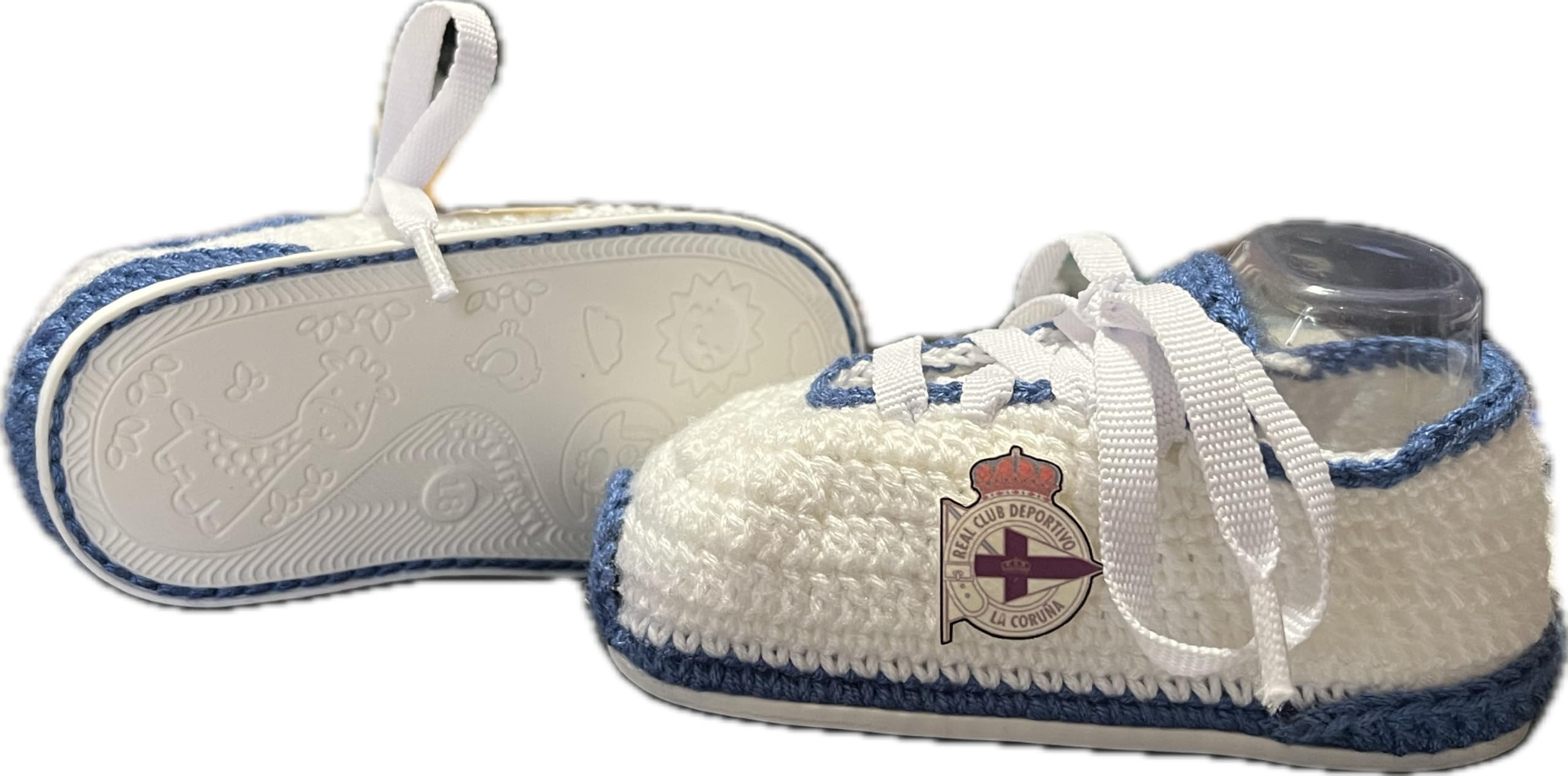 Patucos Futbol del club de La Coruña para bebe recien nacido de ganchillo o crochet. Personalizados con el escudo de tu club, disponibles en tallas 0-12 meses. Te regalamos el nombre del bebe grabado