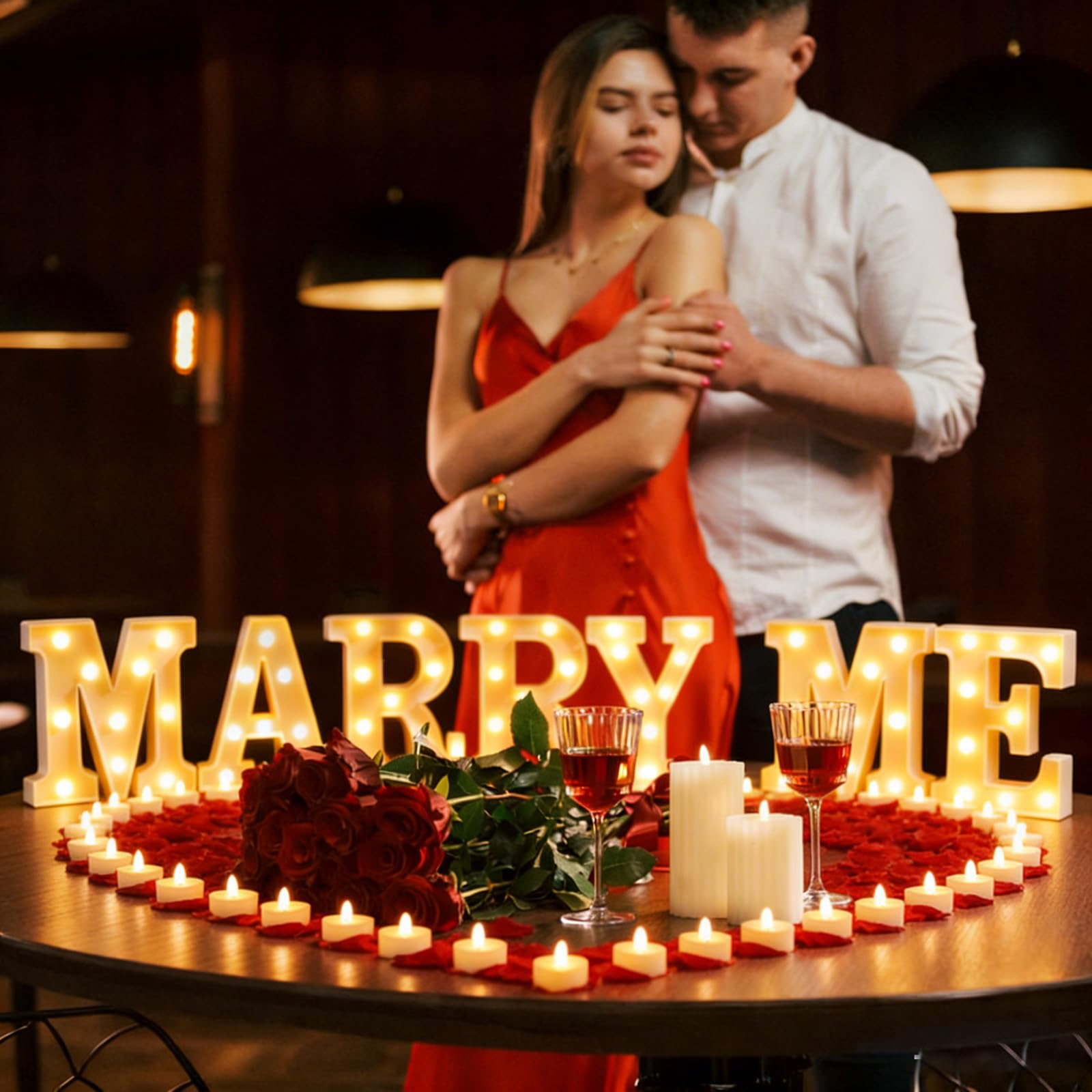 3D Leuchtender Buchstaben für Heiratsanträge, Buchstabenschild mit 24 flammenlosen Herzkerzen und 2000 Rosenblättern für Valentins romantische Nacht Dekor (MARRY ME)