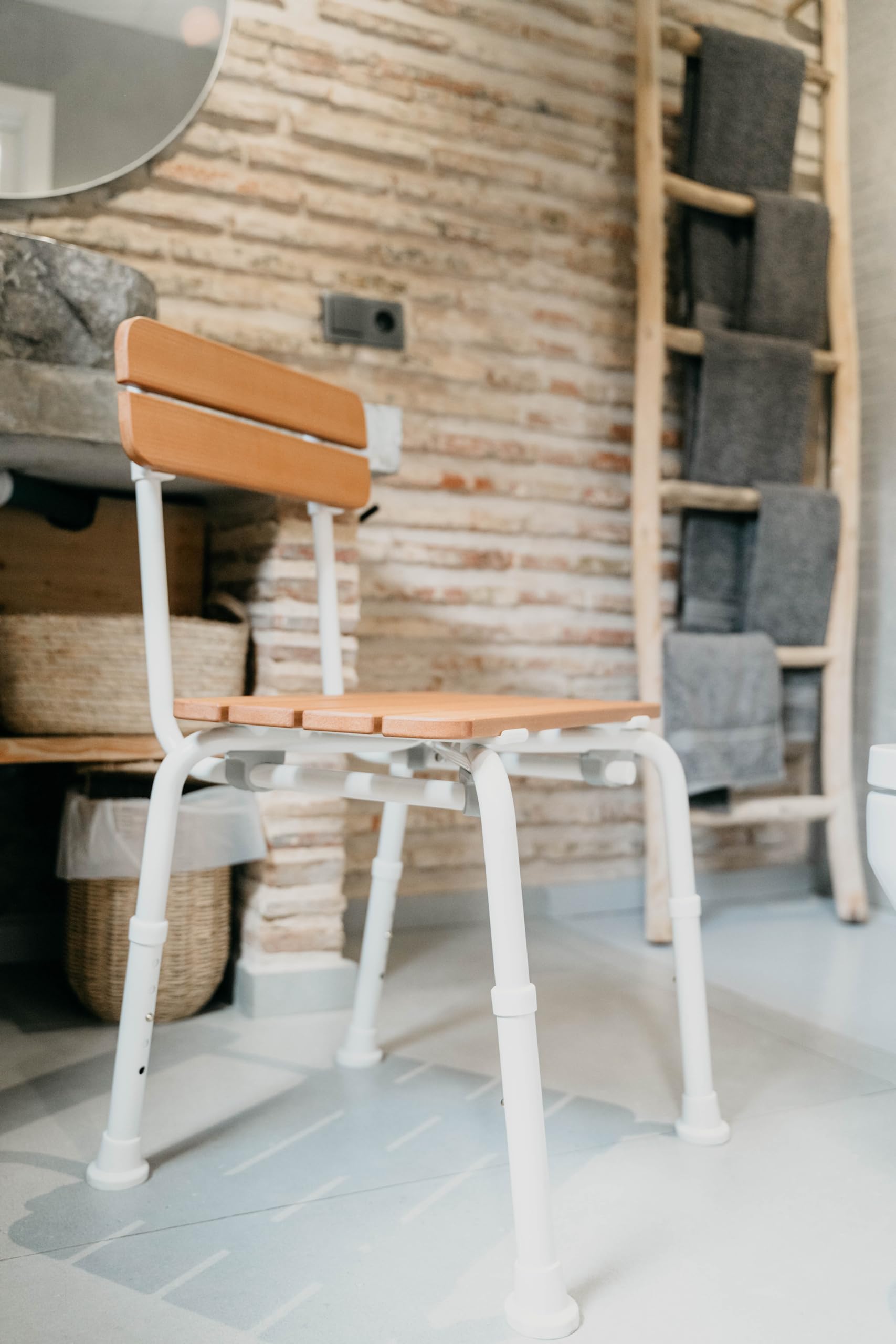 KMINA Silla Ducha Mayores con Respaldo, Efecto Madera, Altura Regulable | Taburete Baño Antideslizante, Banqueta, Aluminio, hasta 136 kg, 5 Posiciones 40-50 cm, Embarazadas, Movilidad Reducida