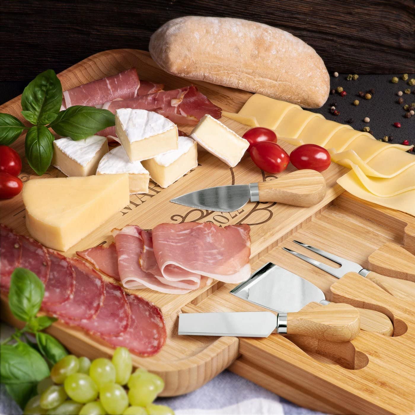 MAVERTON Planche à Fromage avec Gravure pour Lui - Set de 4 Accessoires à Fromage - Plateau en Bois - 34x34cm - Cadeau d’Anniversaire - pour Homme - Fromage