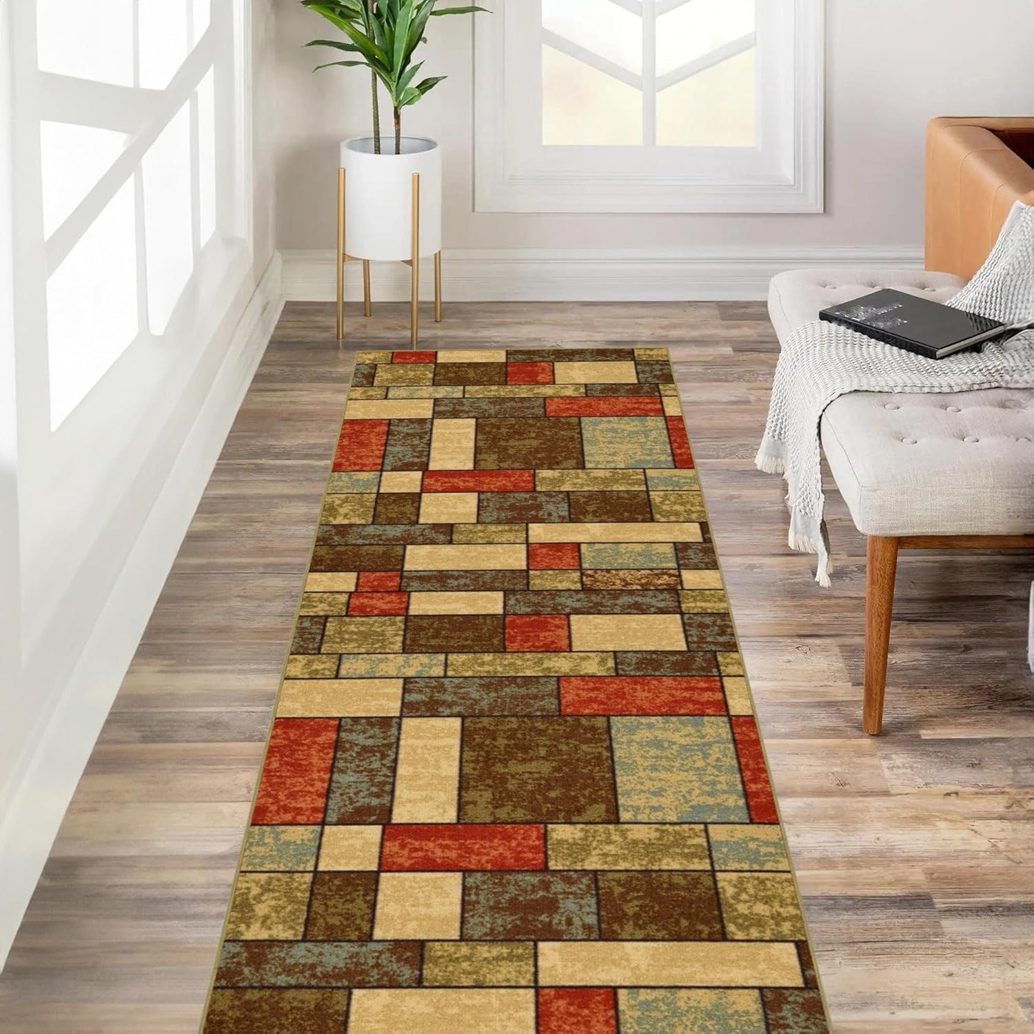 Alfombra de pasillo suave y multicolor con estampado geométrico de pelo corto