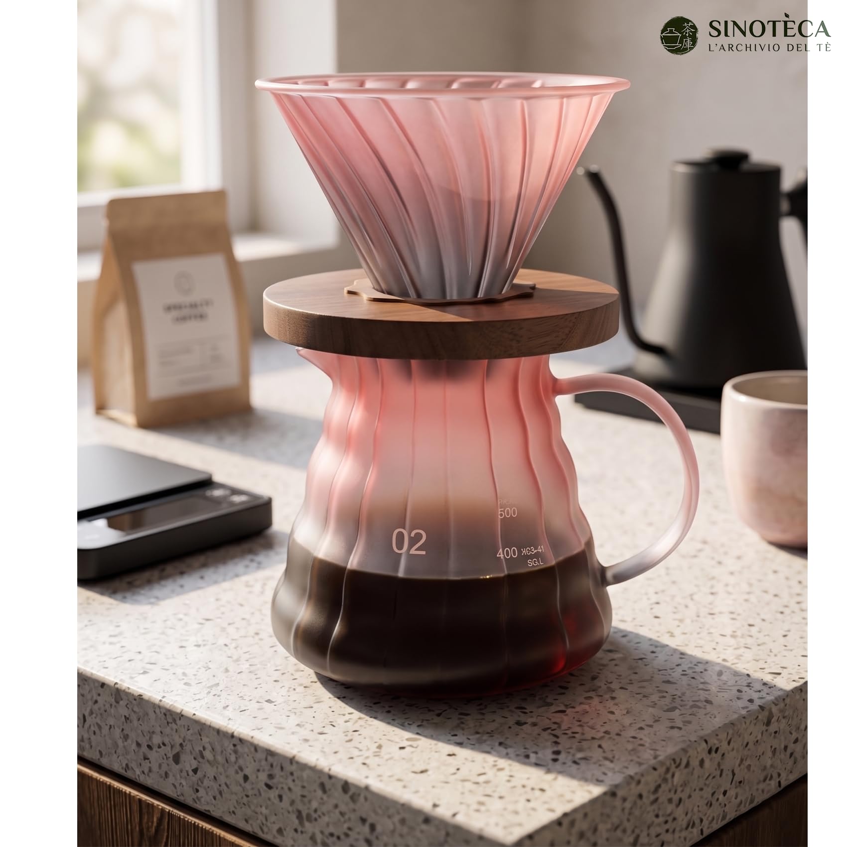 SINOTE’CA Caffettiera Pour Over Stile V60 con Caraffa in Vetro Borosilicato 600ml, Dripper con Manico in Noce e Coperchio, Design Rosso e Blu Satinato, con 100 Filtri di Carta Misura V02