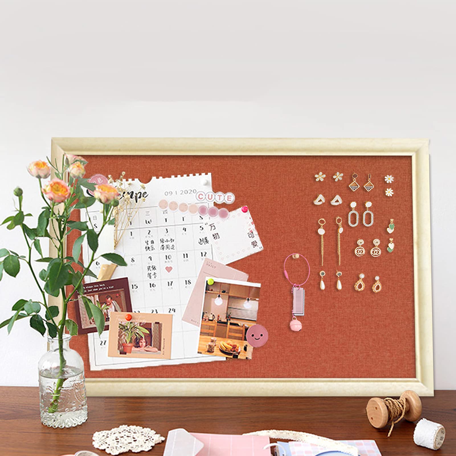 Bacheca in Sughero Finitura in Tessuto di Lino Rosso-Arancio con Cornice in Legno, Bacheca Decorativa per Ufficio Scolastico A Casa(Size:40X60CM)