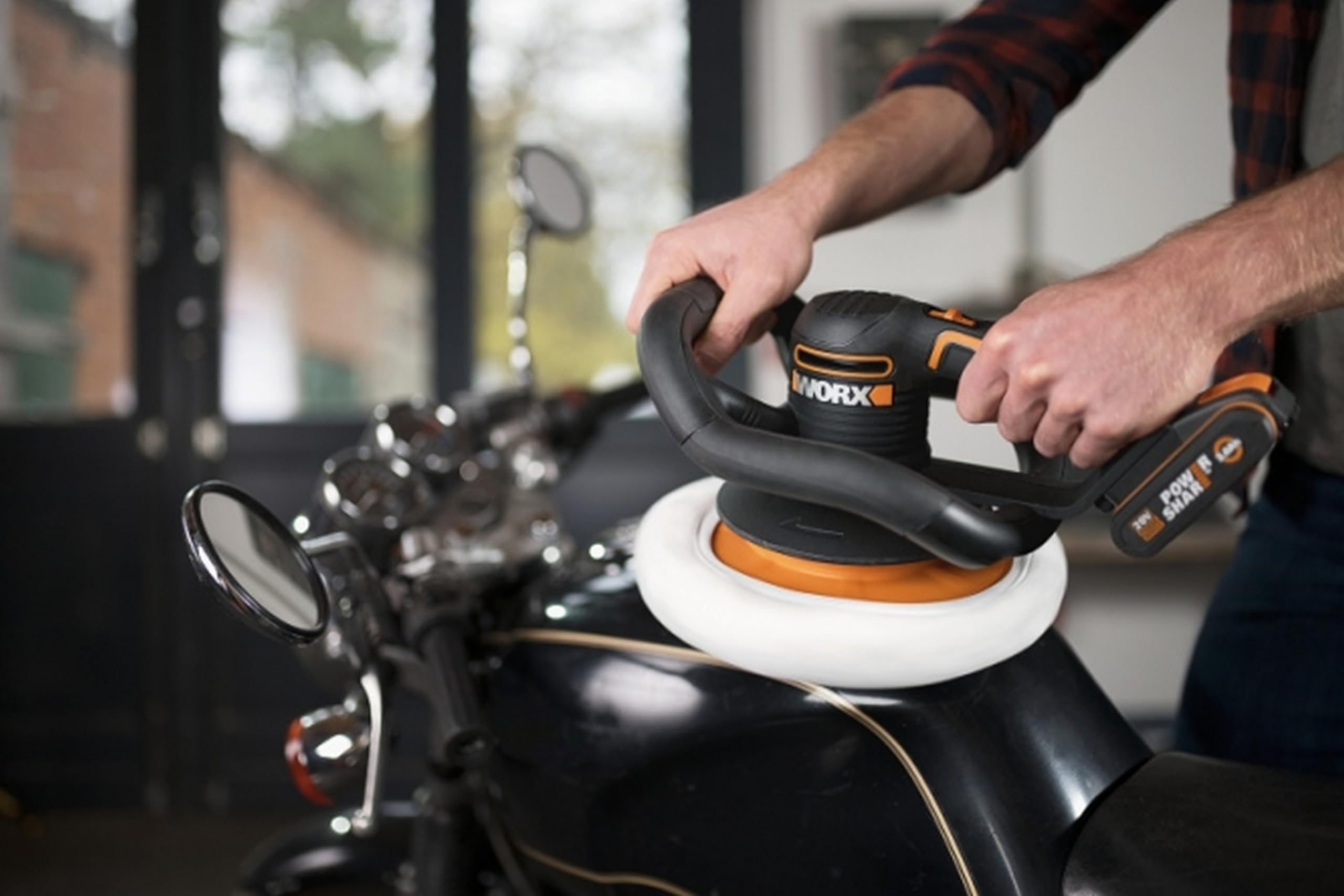 WORX Polisseuse Orbitale sans Fil 20V WX856, Plaque de 254 mm, Moteur Puissant, Design Compact et Ergonomique, Avec 2 Bonnets de Haute Qualité, Livrée avec Batterie et Chargeur