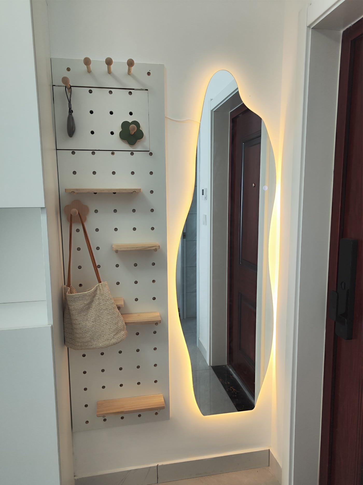 Generico Specchio A Figura Intera Asimmetrico A LED 40x150 Cm - Specchio Da Toeletta Illuminato Per Il Bagno - Appoggiato Al Muro O A Parete
