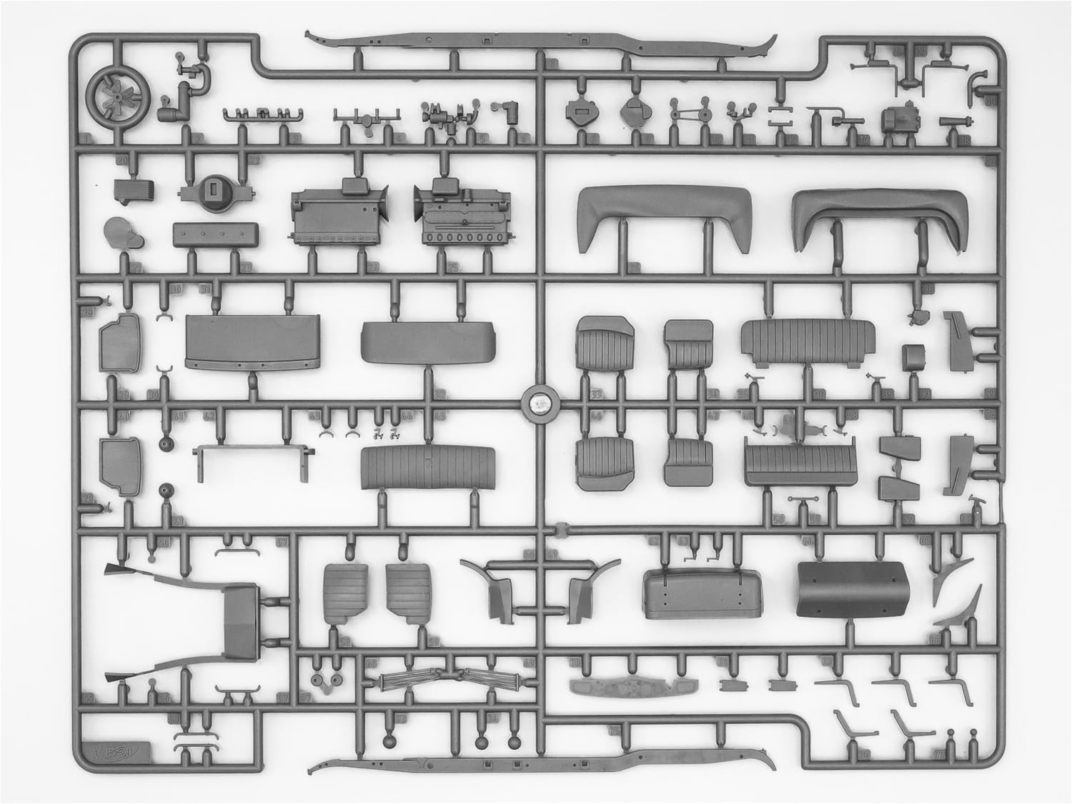 ICM 1:35 - Tipo G4 Partisanenwagen con armamento