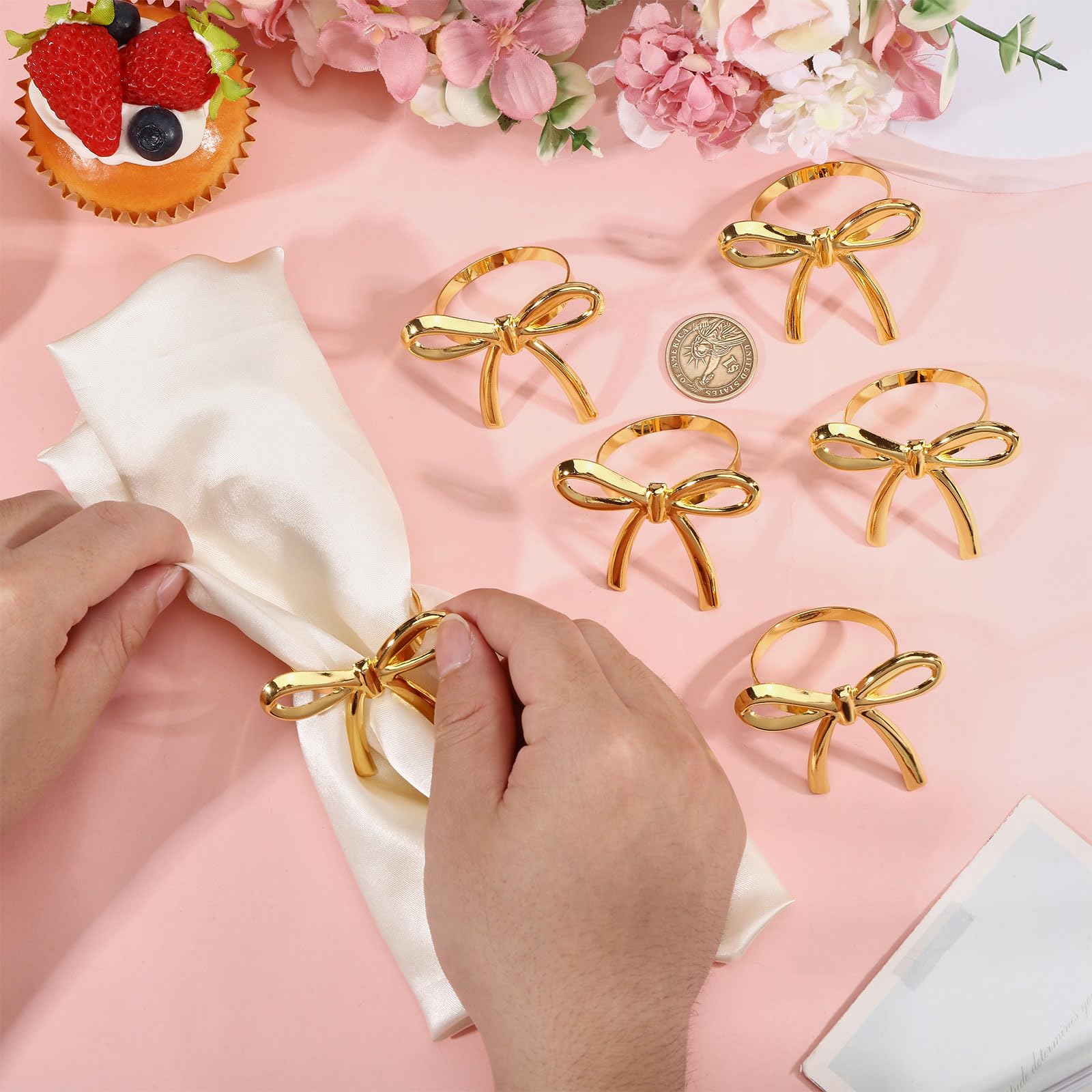 FREEBLOSS Lot de 30 ronds de serviette dorés en métal avec nœud - Accessoires de décoration de table pour fête de mariage - 5,7 x 4,7 cm