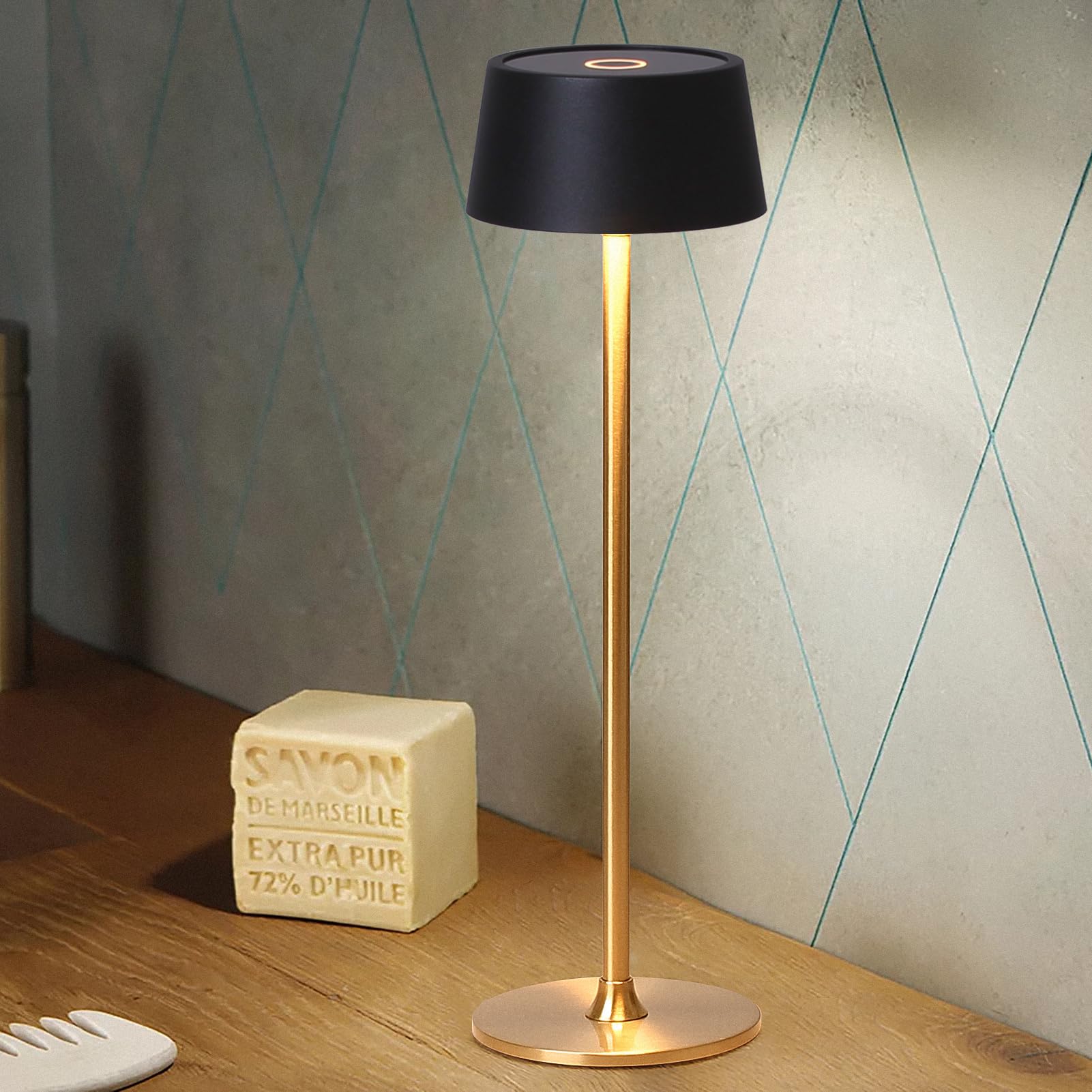 DAWALIGHT Lámpara de Mesa Sin Cable Recargable con USB, Batería 4000mAh, Lámpara de Escritorio y Noche, 2700K Luz Regulable Táctil Continua para Restaurante, Dormitorio, Bares, Negro + Oro