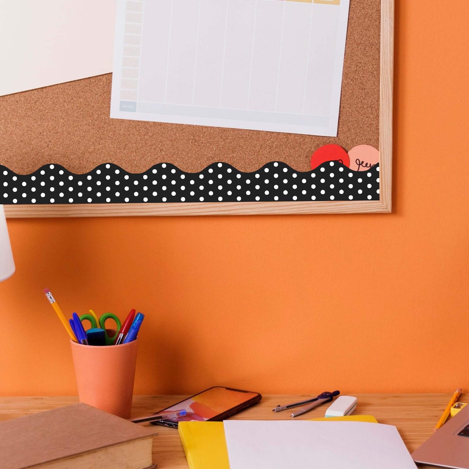 Bordi Decorativi Per Bacheche Scolastiche – 6 Rotoli Da 10 Metri (60m Totali) In 6 Colori, Design Smerlato, Carta Patinata Impermeabile, 200 Punti Di Colla Inclusi