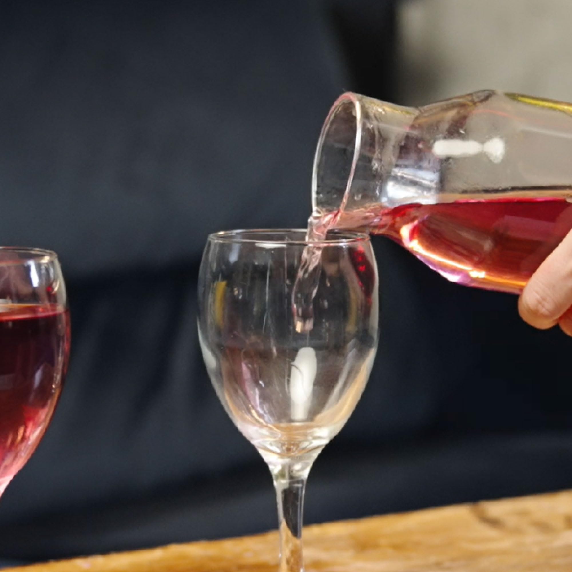 HEFTMAN Karafka Szklana Butelka - Szklana butelka o pojemności 1,5 l z pokrywką korkową, przezroczysta karafka na wodę do gorących i zimnych napojów, słoiki na płyn do zmiękczania tkanin wielokrotnego