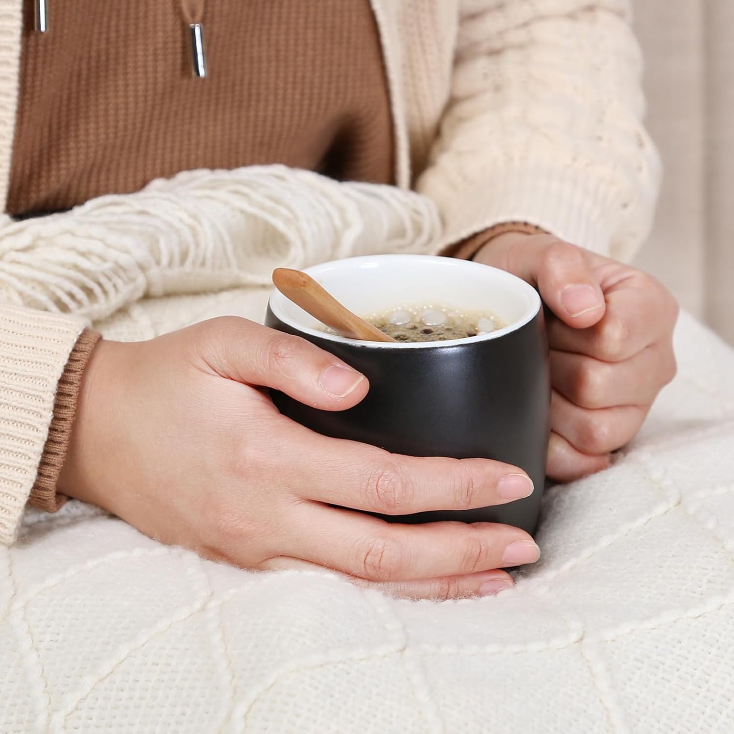 KKC HOME ACCENTS Ceramic Coffee Mugs with Spoon, 13 OZ Coffee Cups with Wood Lid for Americano, Latte, Cappuccino, Ceramic Set of 2, Black